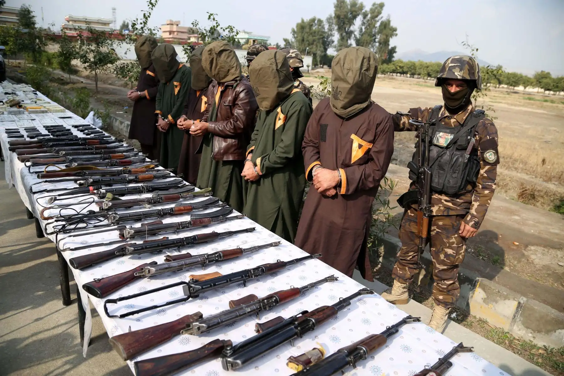 JALALABAD (AFGANISTÁN). Miembros del ejército afgano escoltan a un grupo de militantes acusados de planear atentar contra el gobierno y las fuerzas de seguridad tras ser detenidos

este miércoles en Jalalabad, Afganistán. De los seis detenidos, dos de ellos son talibanes y los otros cuatro miembros del Estado Islámico (EI), según informaciones.Foto:EFE