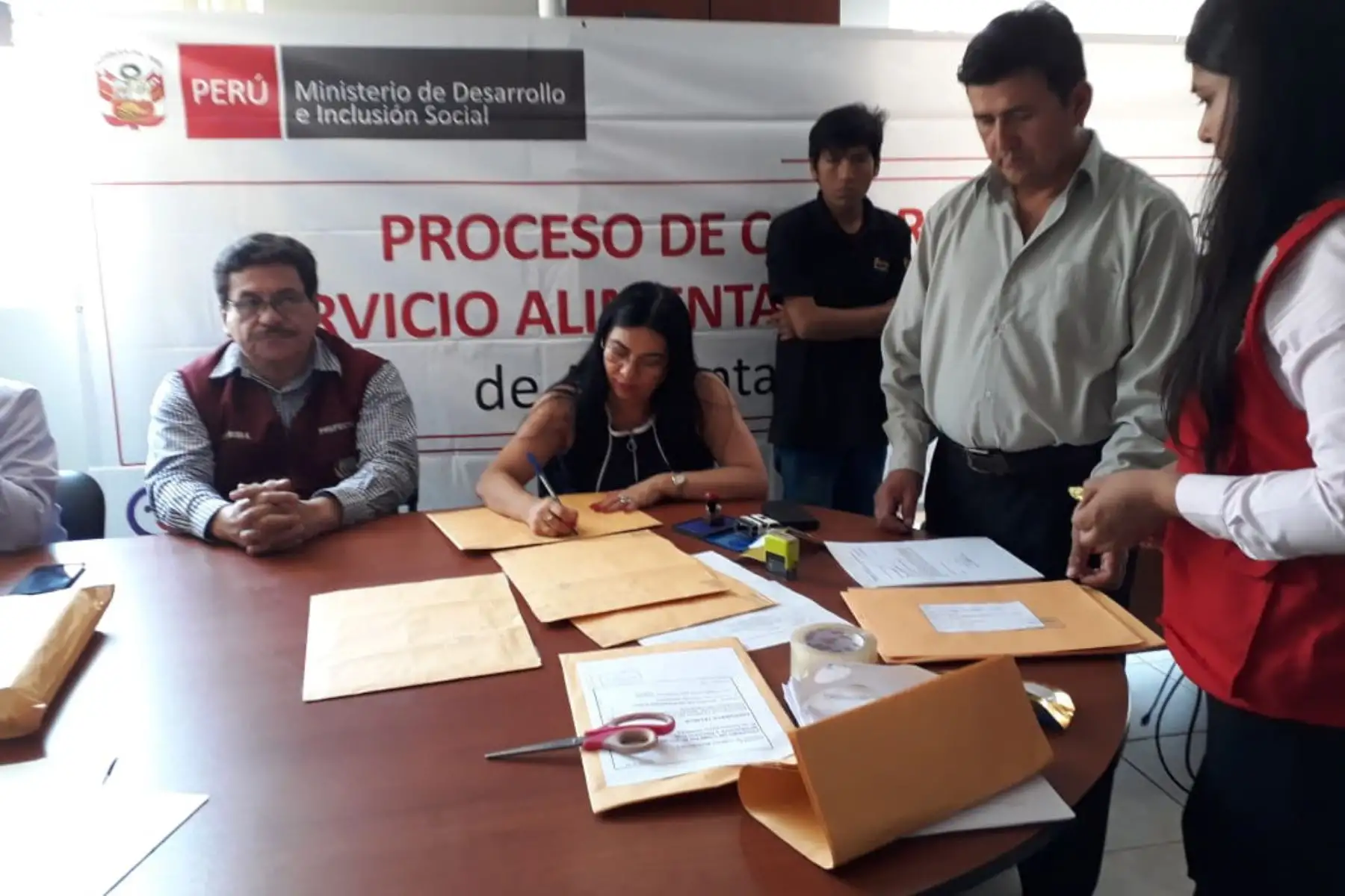 El Programa Nacional de Alimentación Escolar Qali Warma incorporó mejoras sustanciales para garantizar la transparencia del proceso de compras 2019, así como en el servicio alimentario para atender de manera óptima a más de 3.8 millones de alumnos de colegios públicos del país. ANDINA/Difusión