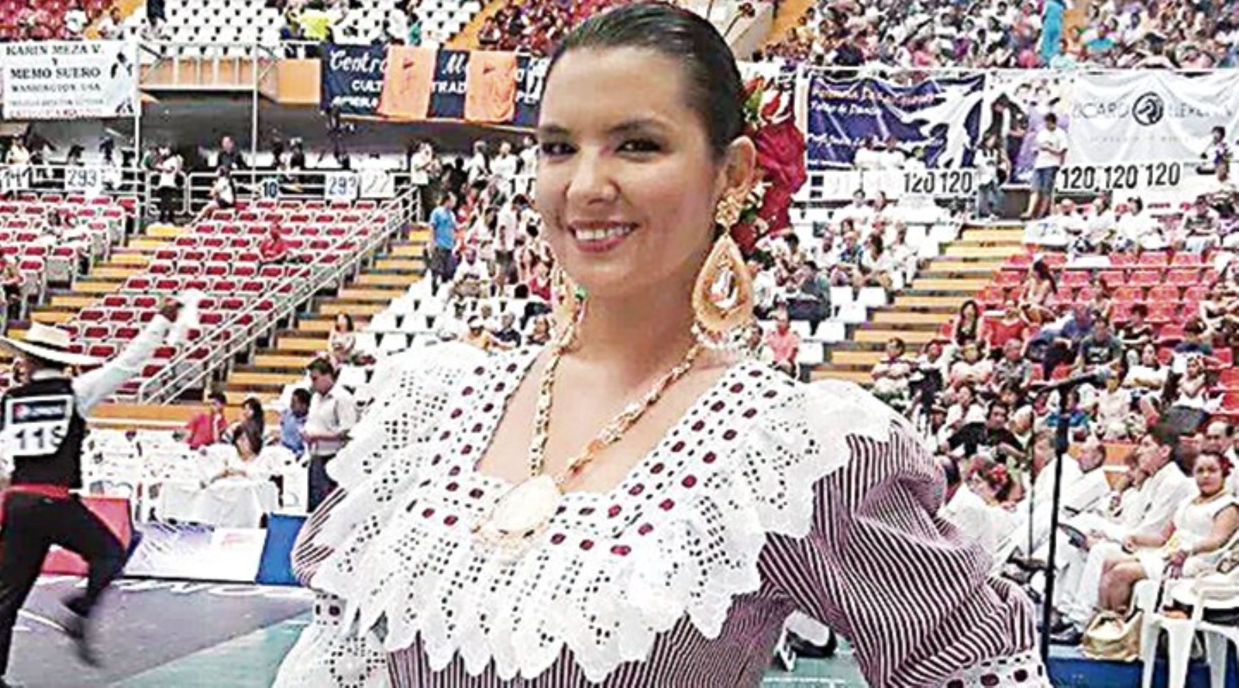 Fátima Saldonid en la cobertura del Festival de la Marinera.