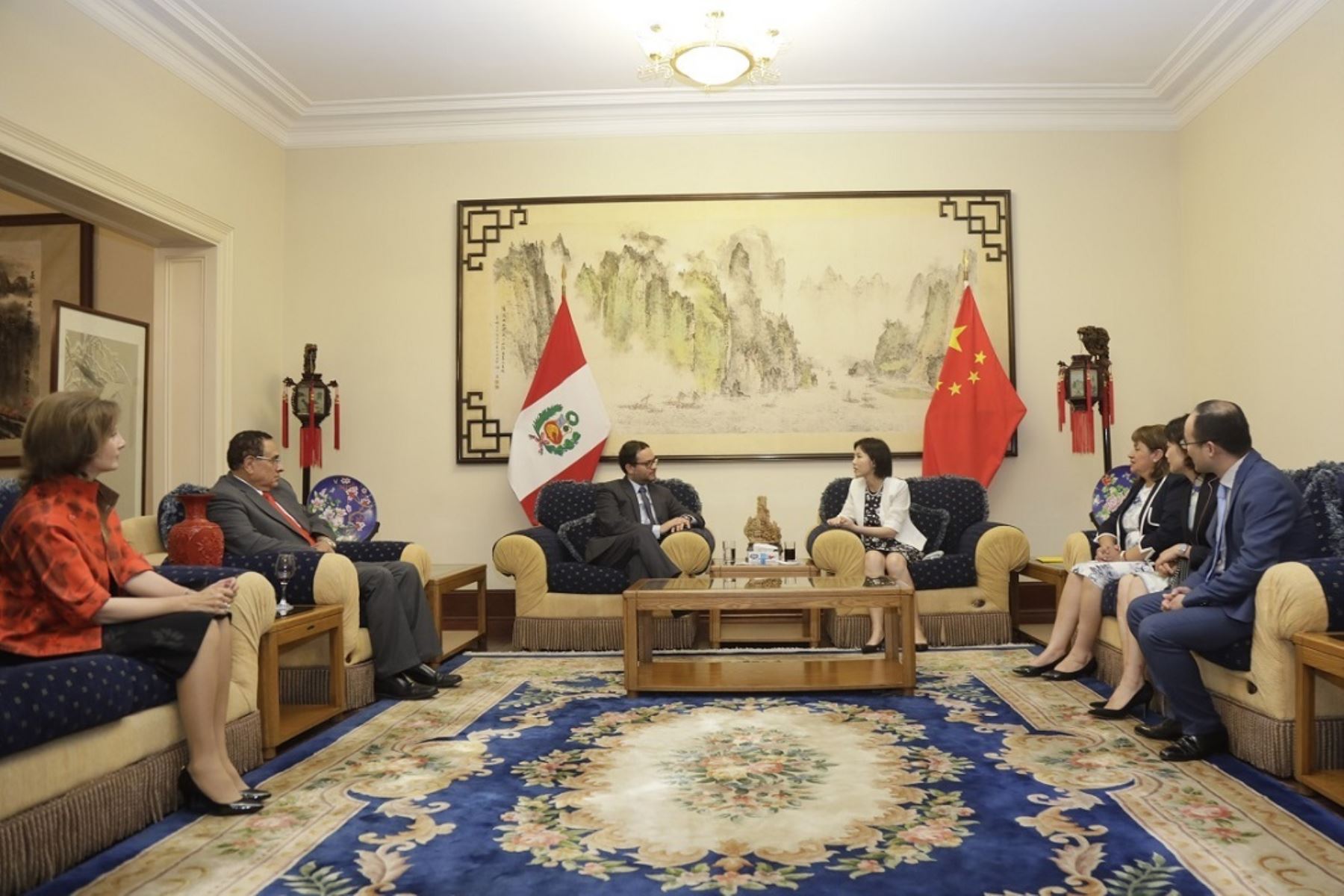 Funcionarios de Perú y China.