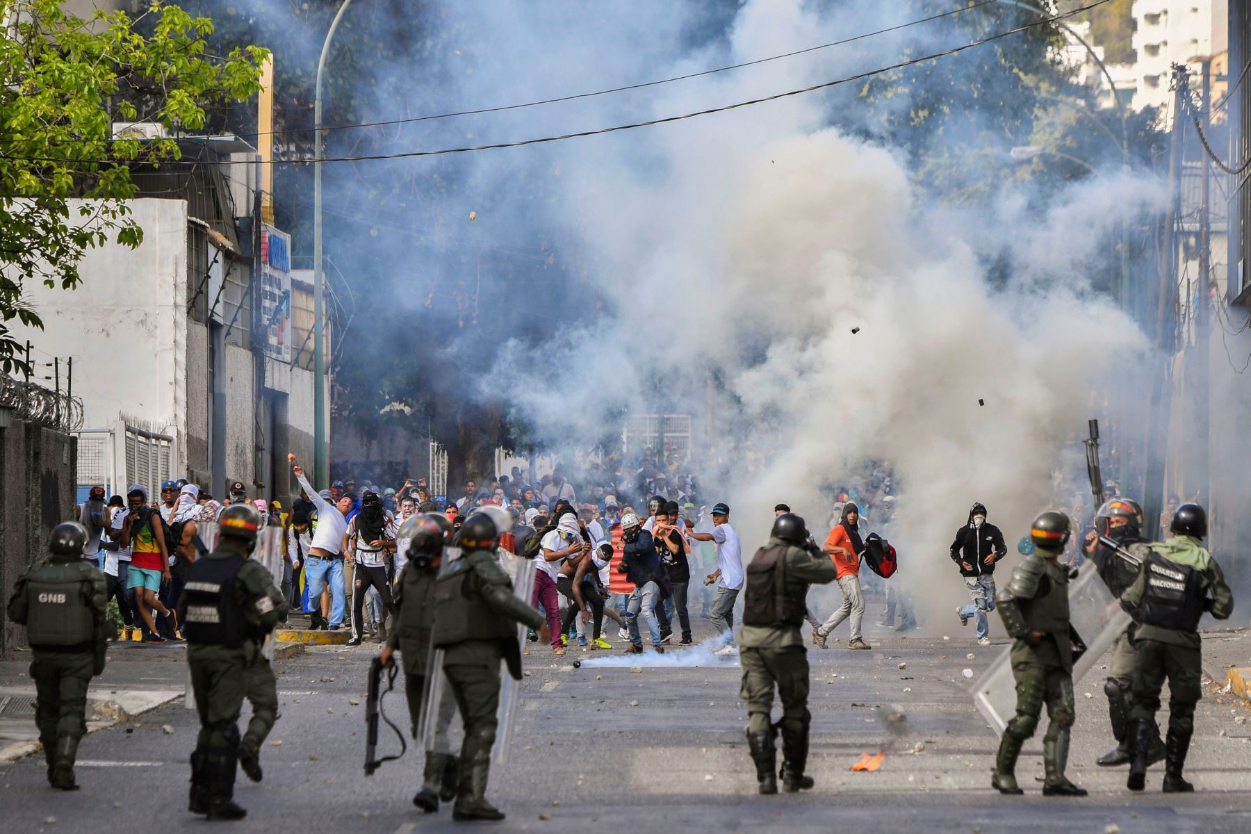 Policía antidisturbios se enfrenta a manifestantes de la oposición durante una protesta contra el gobierno del presidente Nicolas Maduro Foto: AFP