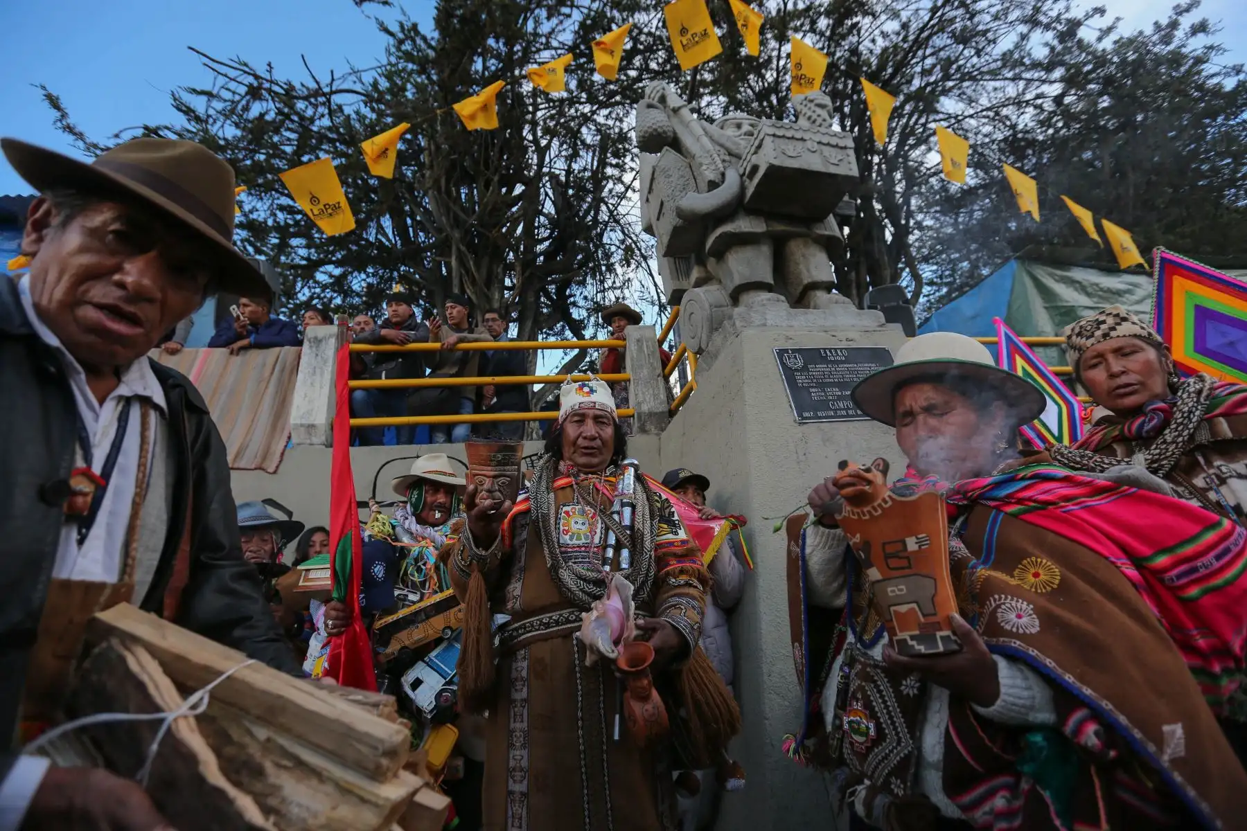 LA PAZ (BOLIVIA). "Amautas" o sabios indígenas realizan un ritual ancestral de agradecimiento a la Pachamama o Madre Tierra frente a una enorme estatua de piedra del "Ekeko Tuno", ídolo de piedra precolombino recuperado de un museo de Suiza en 2014. La festividad fue declarada Patrimonio Inmaterial de la Humanidad en 2017 por la Unesco. EFE