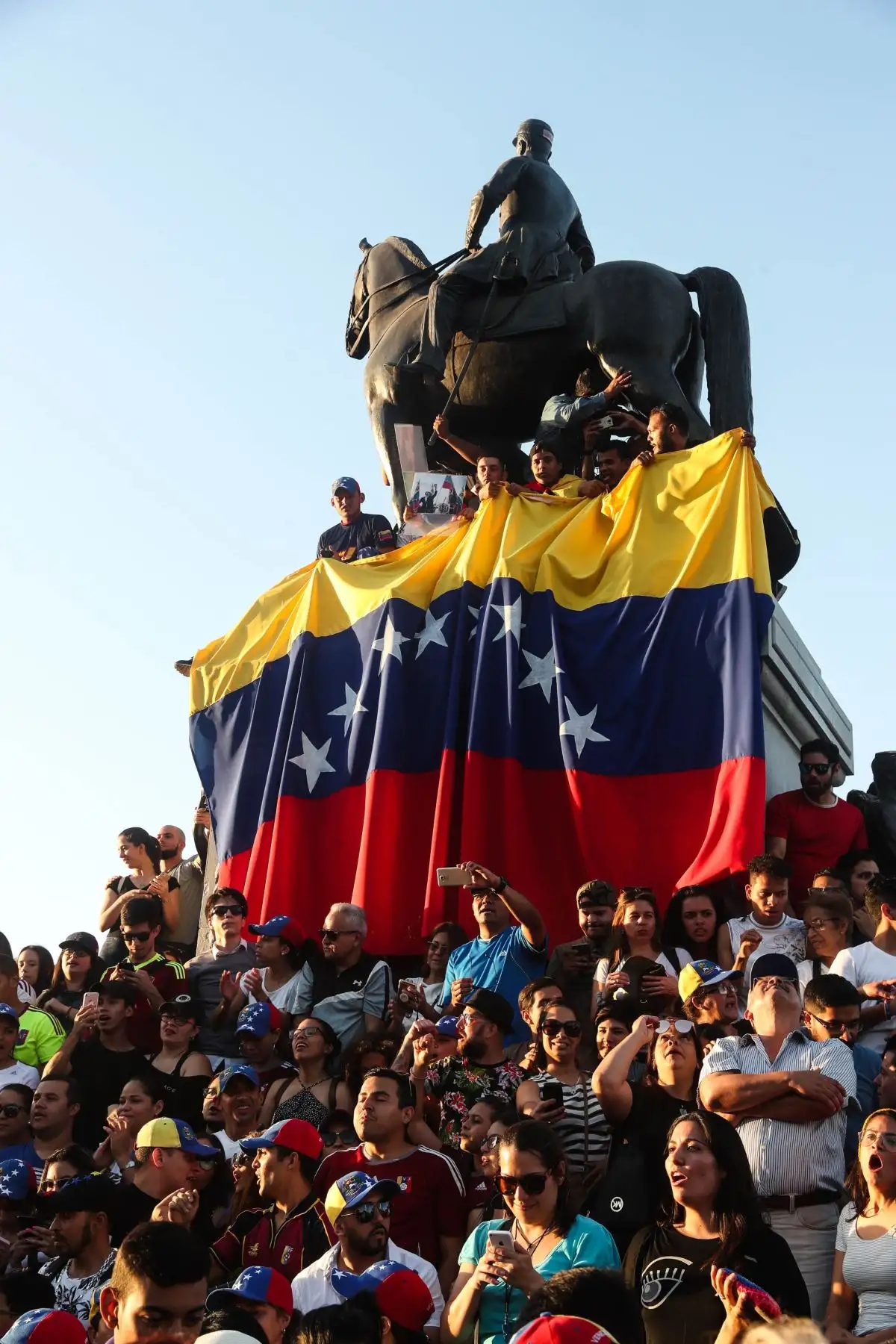 SANTIAGO (CHILE). Concentración de venezolanos radicados en Chile en la Plaza Italia de Santiago (Chile) para mostrar su apoyo al líder de la Asamblea Nacional de Venezuela, Juan Guaidó, quien se autoproclamó presidente encargado de Venezuela, decisión que fue reconocida por la mayoría de los países de la región, además de Estados Unidos y Canadá. EFE