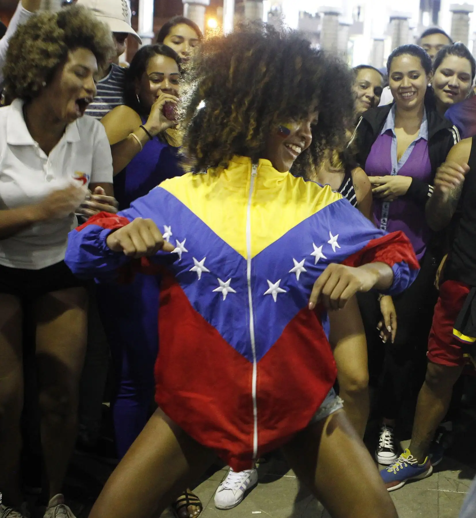 MEDELLÍN (COLOMBIA). Una ciudadana venezolana baila durante la celebración de grupos de opositores venezolanos por la autoproclamación como presidente de Venezuela de Juan Guaidó, líder de la Asamblea Nacional, en Medellín (Colombia). EFE