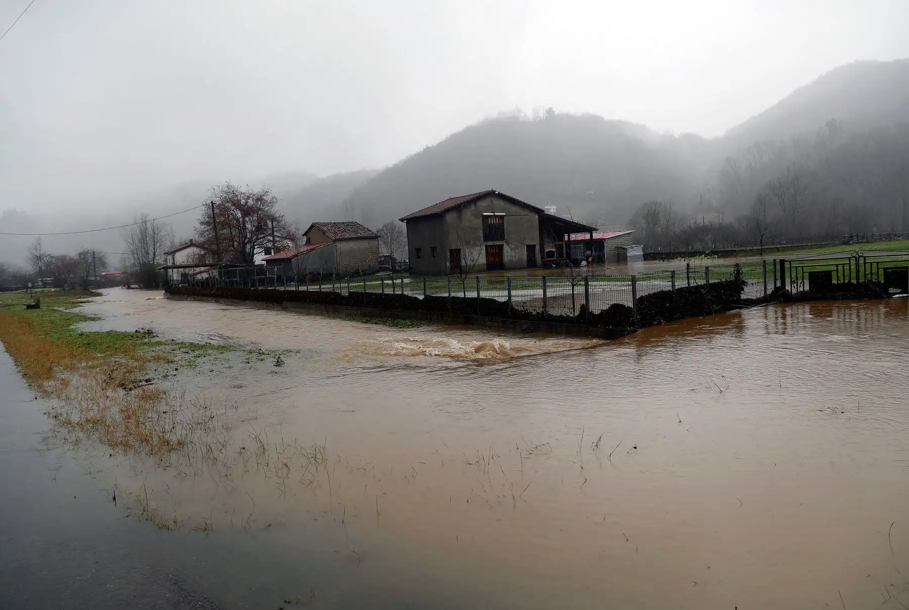 LAVIANA (ASTURIAS, ESPAÑA). Inundaciones al desbordarse el río Nalón en Las Inmediaciones de Laviana (Asturias). Iberdrola ha evacuado por precaución a 91 trabajadores de la Central Térmica de Lada, (Langreo) debido a la crecida del río Nalón por las intensas lluvias registradas en Asturias, que ha provocado el hundimiento de una pasarela interna de la planta que cruza sobre el río. EFE