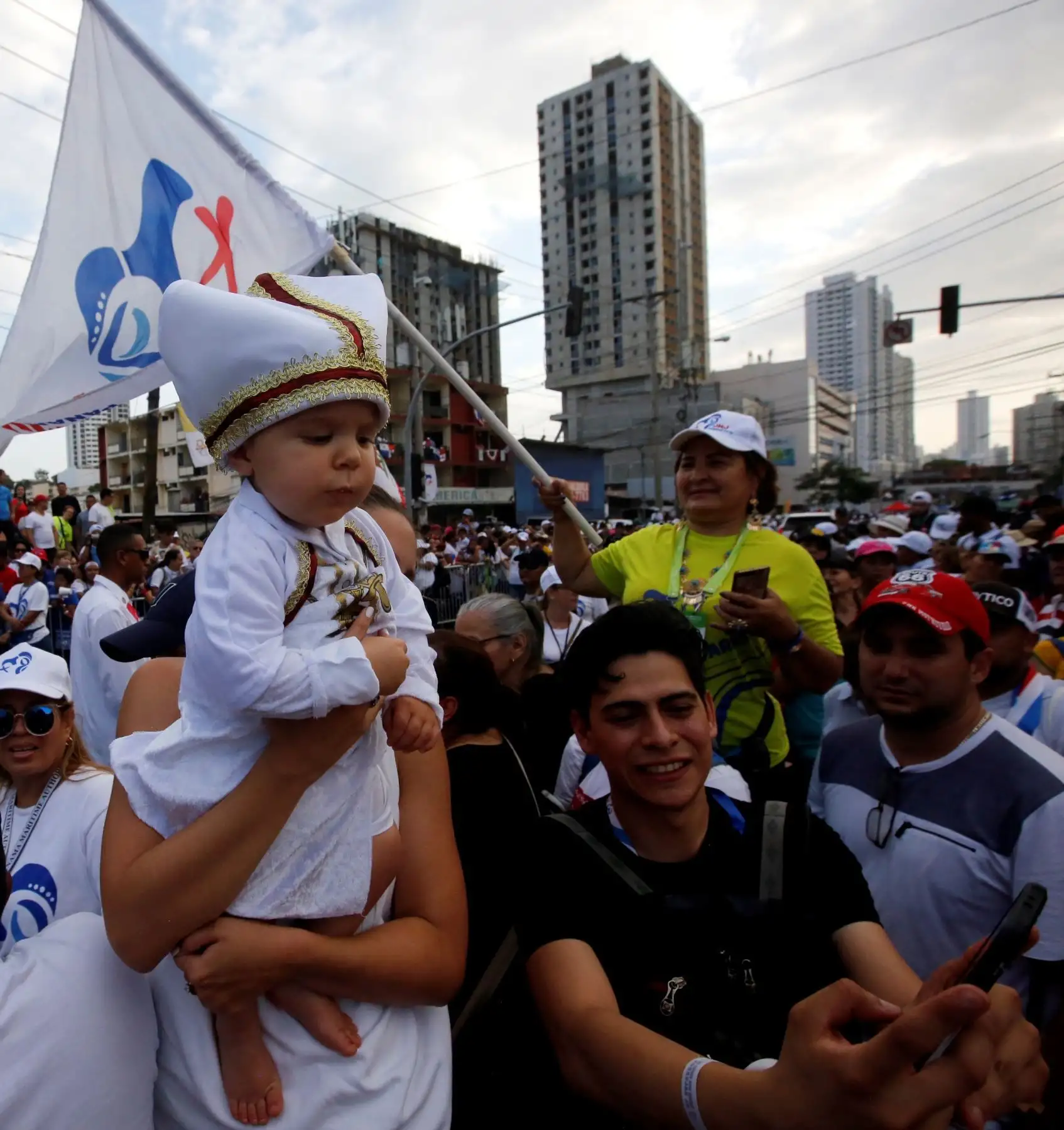 CIUDAD DE PANAMÁ (PANAMÁ). Un bebé identificado como Thomas es levantado a la espera del paso del papa Francisco en el papamóvil en Ciudad de Panamá (Panamá). El papa Francisco participa en Panamá en la Jornada Mundial de la Juventud (JMJ), que ha congregado a decenas de miles de peregrinos en el país centroamericano, a los que el pontífice les hablará de migración, violencia y ecología, entre otros temas. EFE