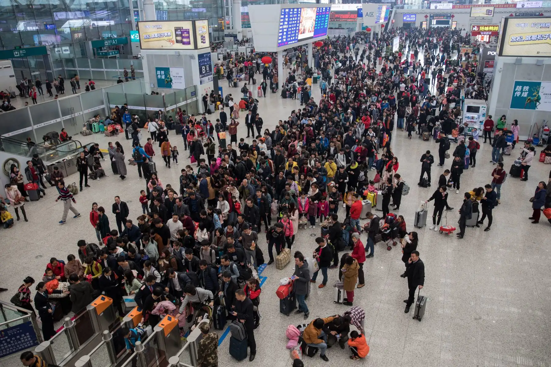 SHENZHEN (CHINA). Pasajeros hacen cola este jueves en la estación del norte de Shenzhen, China. El país vive desde el pasado lunes el inicio del auge de viajes por el Año Nuevo chino, un periodo de cuarenta días en el que se espera que se registren unos 2.990 millones de desplazamientos. EFE