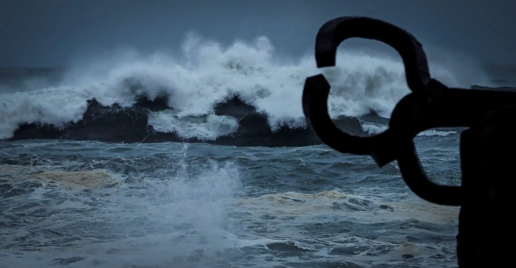 SAN SEBASTIÁN. Una ola rompe junto al Peine del Viento, obra de Eduardo Chillida, en San Sebastián, donde este jueves el estado de la mar será de mar gruesa o muy gruesa que disminuirá de madrugada a marejada o fuerte marejada o fuerte marejada y a marejadilla desde el mediodía, con mar de fondo del noroeste de 3 a 4 metros que disminuirá a 2 o 3 al final del día. EFE