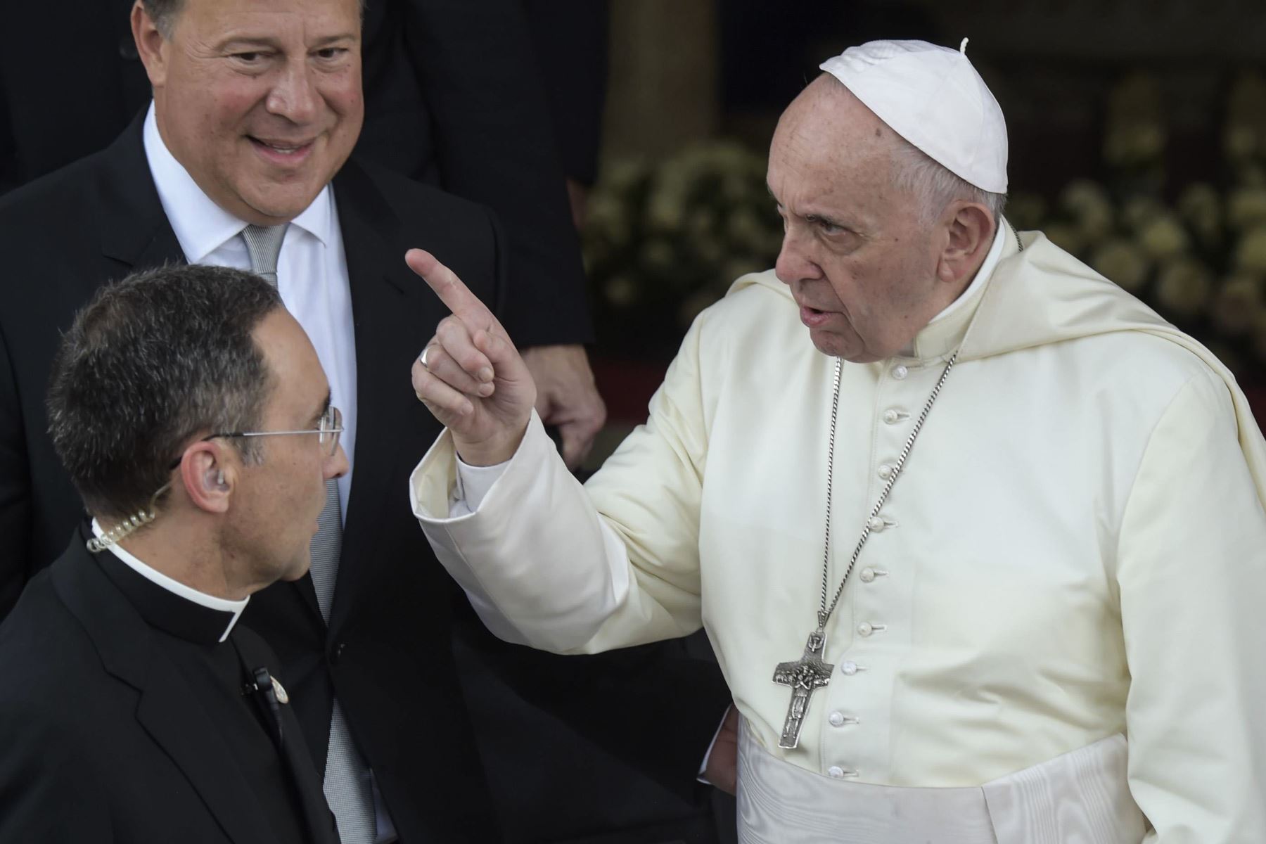 El papa Francisco habla con el sacerdote colombiano Mauricio Rueda Beltz, mientras el presidente de Panamá, Juan Carlos Varela, lo recibe. Foto: AFP.