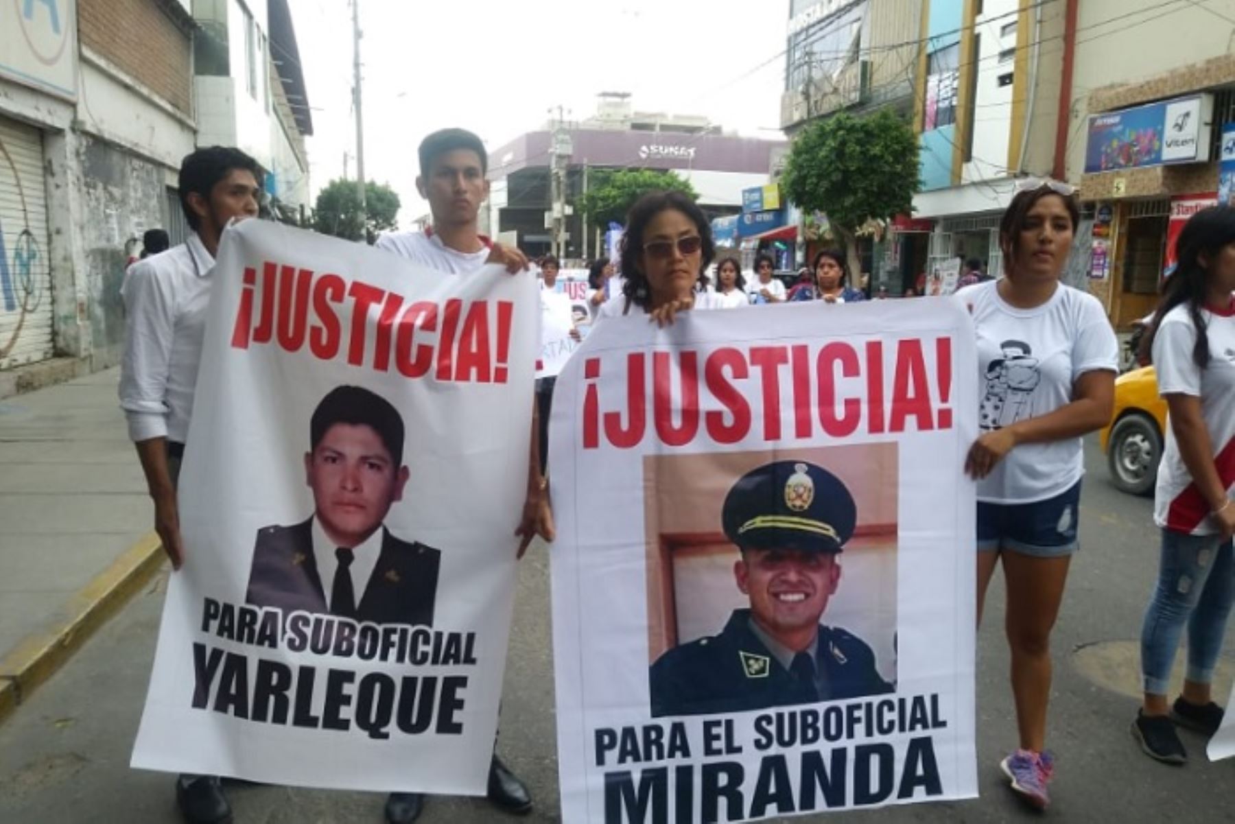Familiares del suboficial PNP Elvis Miranda Rojas y pobladores de la ciudad de Piura realizaron esta tarde una marcha pidiendo la libertad del efectivo policial recluido en la cárcel por abatir a un presunto delincuente.