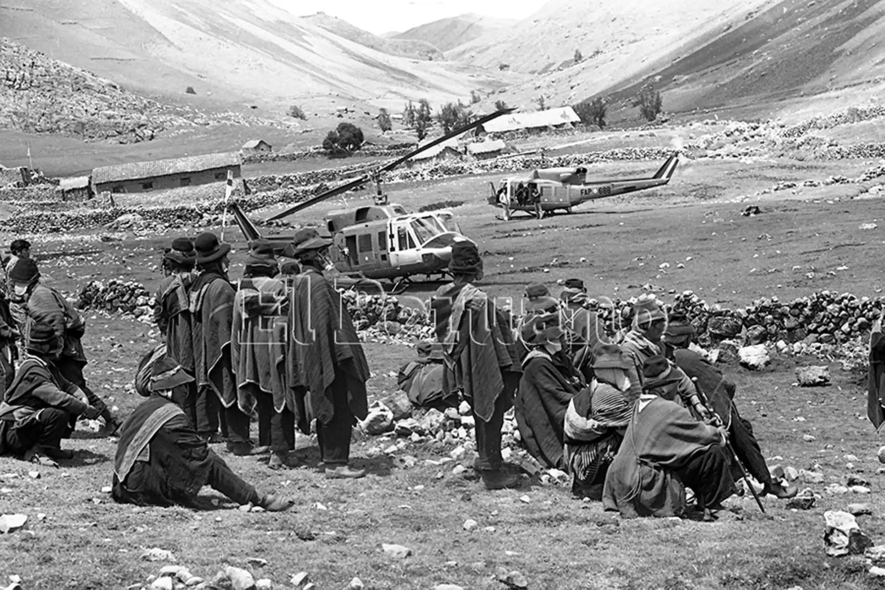 Ayacucho - 30 enero 1983 / Llegada de los helicópteros a la comunidad de Uchuraccay para el traslado de los restos de los ocho periodistas asesinados en la comunidad de Uchuraccay.  Foto: Archivo Histórico de EL PERUANO / Virgilio Molero