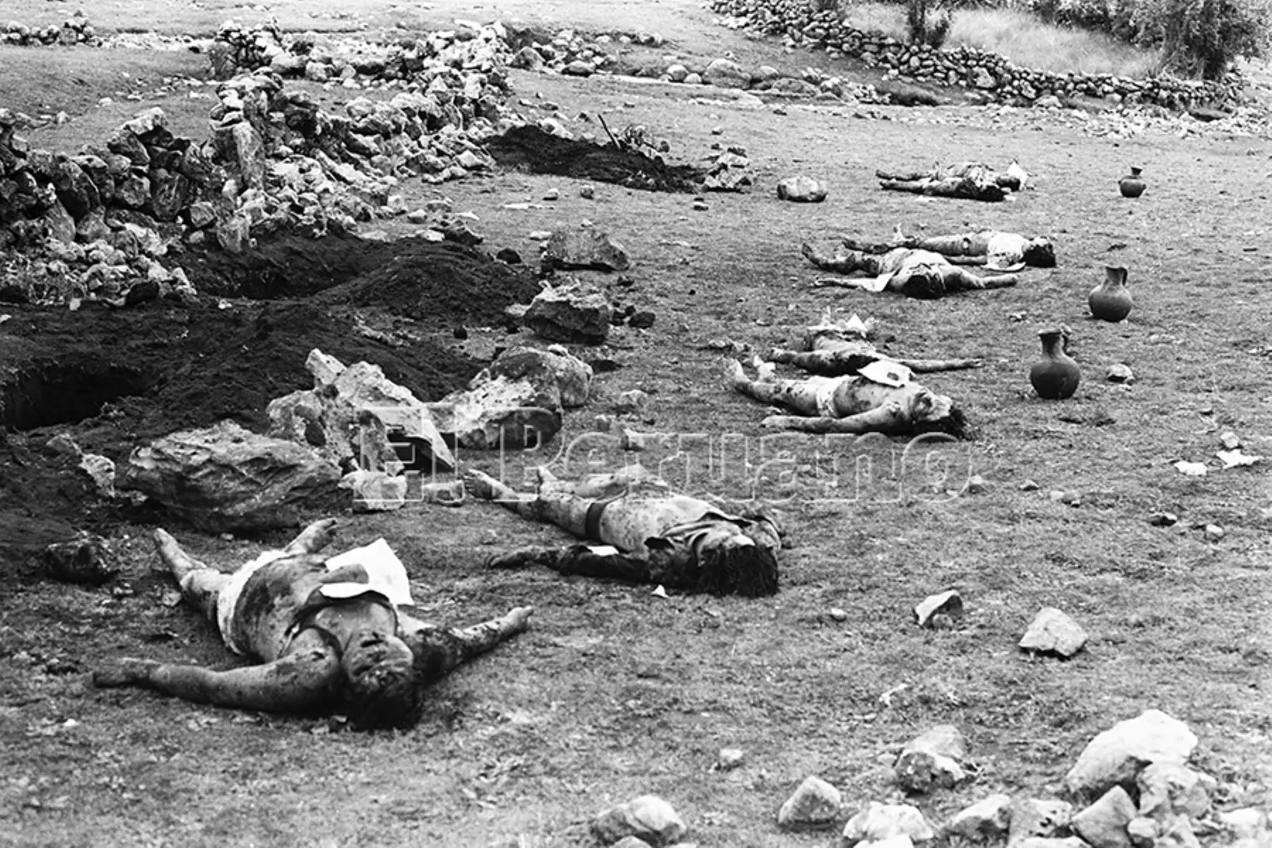Huanta, Ayacucho - 30 enero 1983 / Cuerpos de los ocho periodistas asesinados en la comunidad de Uchuraccay.  Foto: Archivo Histórico de EL PERUANO / Virgilio Molero