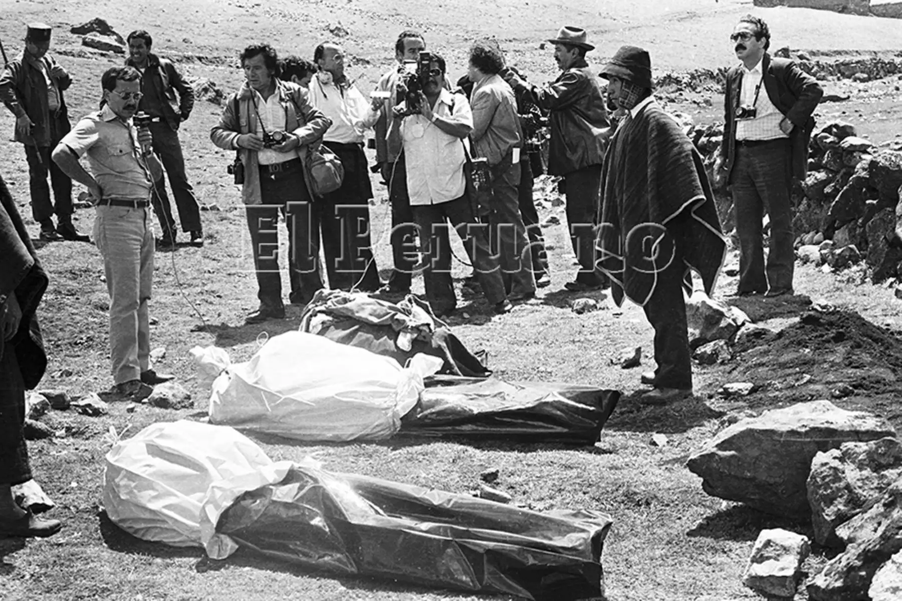 Huanta, Ayacucho - 30 enero 1983 / Exhumación y traslado de los cuerpos de los ocho periodistas asesinados en Uchuraccay. El periodista César Hildebrandt llegó hasta el lugar de los hechos.  Foto: Archivo Histórico de EL PERUANO / Virgilio Molero