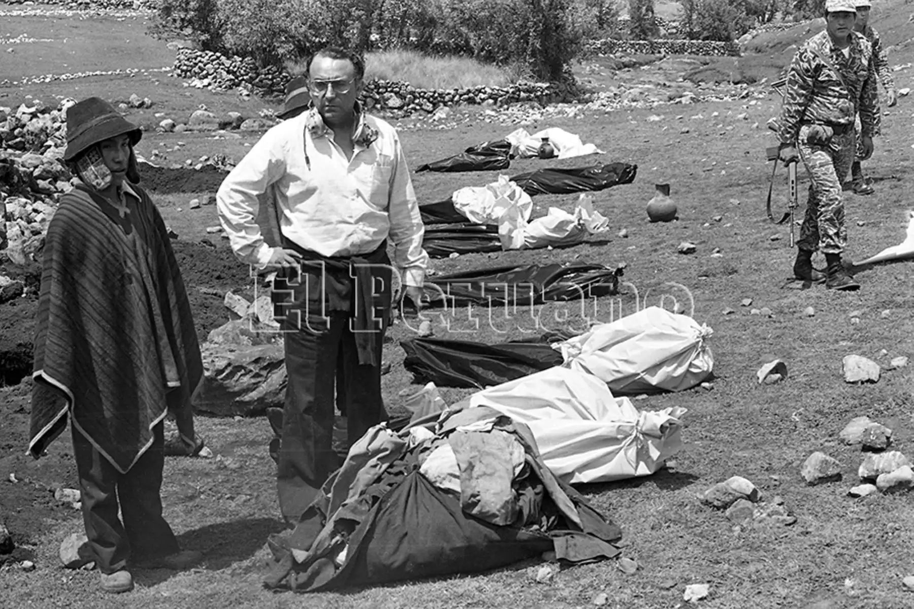 Huanta, Ayacucho - 30 enero 1983 / El decano del Colegio de Periodistas del Perú, Mario Castro Arenas, en la exhumación y traslado de los cuerpos de los ocho periodistas.  Foto: Archivo Histórico de EL PERUANO / Virgilio Molero