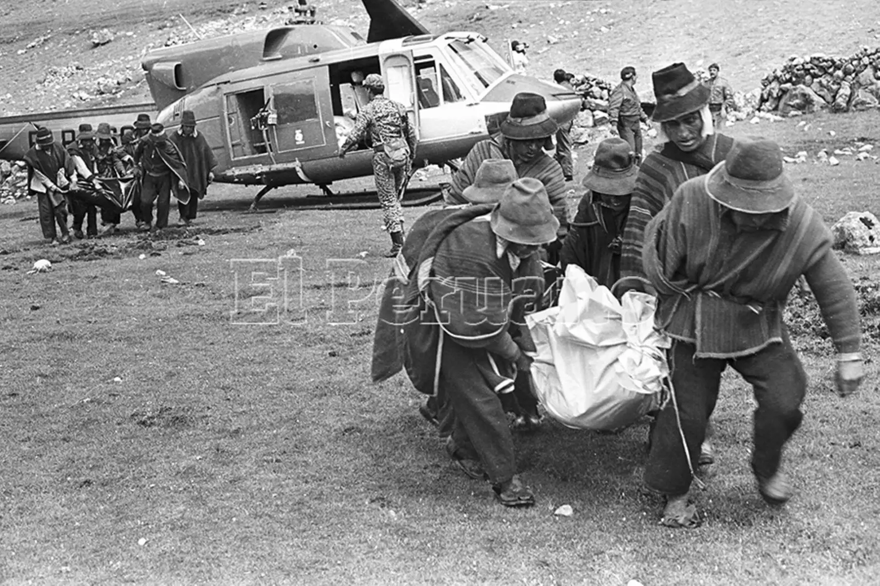 Huanta, Ayacucho - 30 enero 1983 / Exhumación y traslado de los cuerpos de los ocho periodistas asesinados en la comunidad de Uchuraccay.  Foto: Archivo Histórico de EL PERUANO / Virgilio Molero