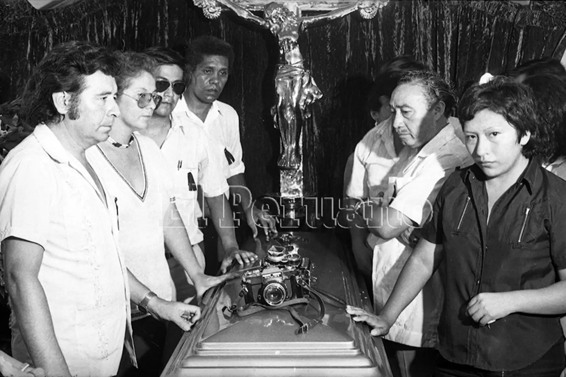 Lima - 31 enero 1983 / Velorio de los restos de los periodistas mártires de Uchuraccay. Fotoperiodistas Oswaldo Sánchez, Leoncio Mariscal y Víctor Medina ante el féretro de Pedro Sánchez. Foto: Archivo Histórico de EL PERUANO