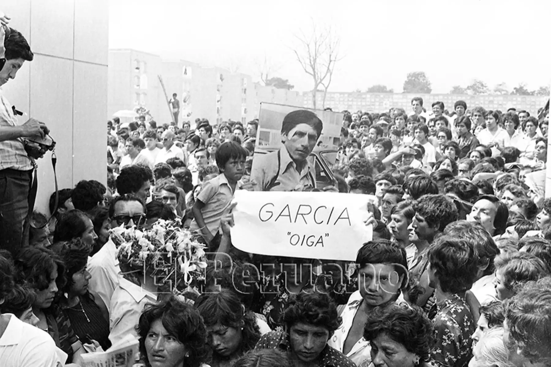 Lima - 1 febrero 1983 / Entierro de los periodistas asesinados en Uchuraccay, Ayacucho. Foto: Archivo Histórico de EL PERUANO / Norman Córdova