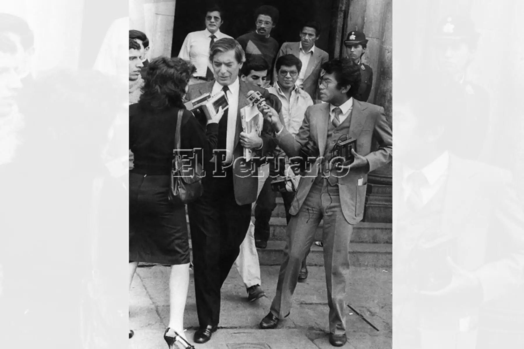 Lima - 16 junio 1986 / El escritor Mario Vargas LLosa, presidente de la comisión investigadora del caso Uchuraccay es abordado por periodistas al término de una audiencia. Foto: Archivo Histórico de EL PERUANO / Víctor Palomino