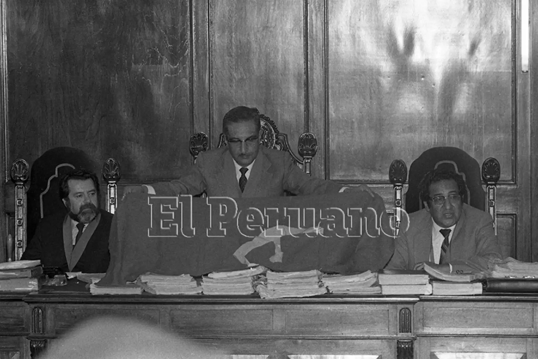 Lima - 22 agosto 1986 / El Magistrado Luis Serpa Segura muestra una bandera con la hoz y el martillo durante la audiencia donde se presentó el general Clemente Noel como testigo en el caso Uchuraccay. Foto: Archivo Histórico de EL PERUANO / Norman Córdova