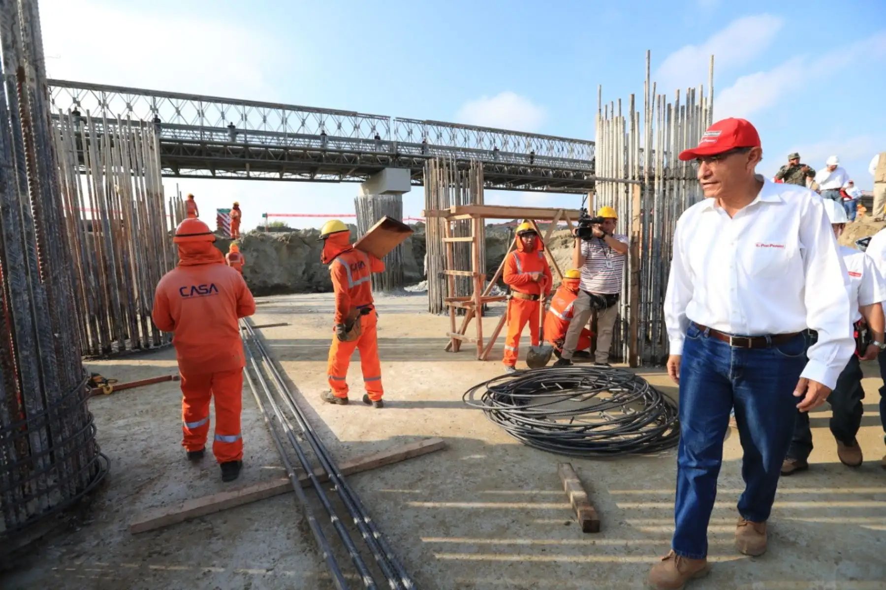El presidente de la República, Martin Vizcarra; el ministro de Transportes y Comunicaciones, Edmer Trujillo; así como autoridades nacionales, regionales y locales, supervisan la construcción del puente definitivo Independencia, en Catacaos (Piura). Foto: ANDINA/Prensa Presidencia