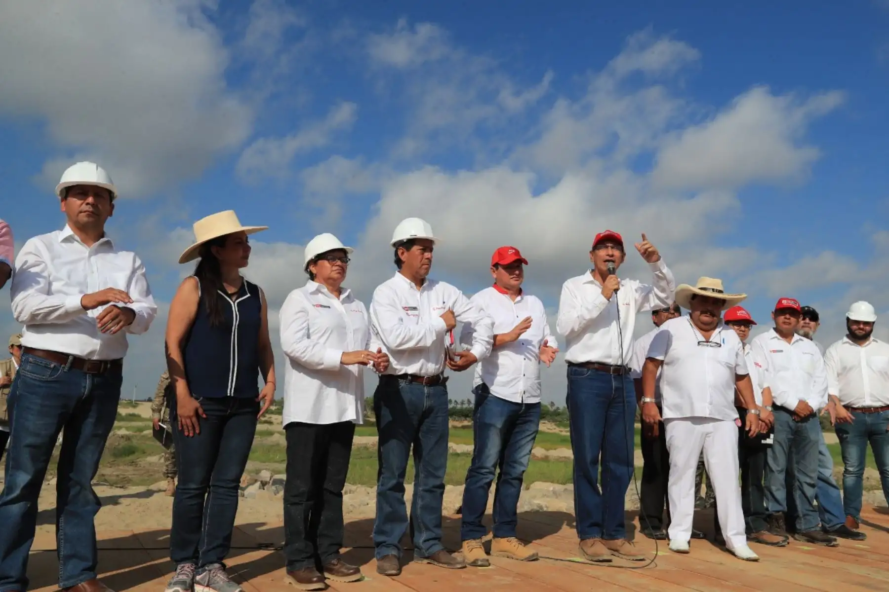 El presidente de la República, Martin Vizcarra; el ministro de Transportes y Comunicaciones, Edmer Trujillo; así como autoridades nacionales, regionales y locales, supervisan la construcción del puente definitivo Independencia, en Catacaos (Piura). Foto: ANDINA/Prensa Presidencia