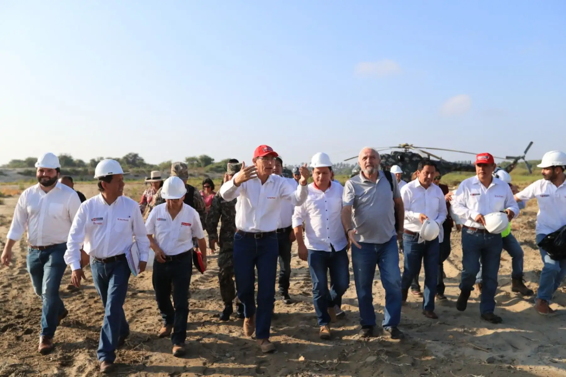 El presidente de la República, Martin Vizcarra; el ministro de Transportes y Comunicaciones, Edmer Trujillo; así como autoridades nacionales, regionales y locales, supervisan la construcción del puente definitivo Independencia, en Catacaos (Piura). Foto: ANDINA/Prensa Presidencia
