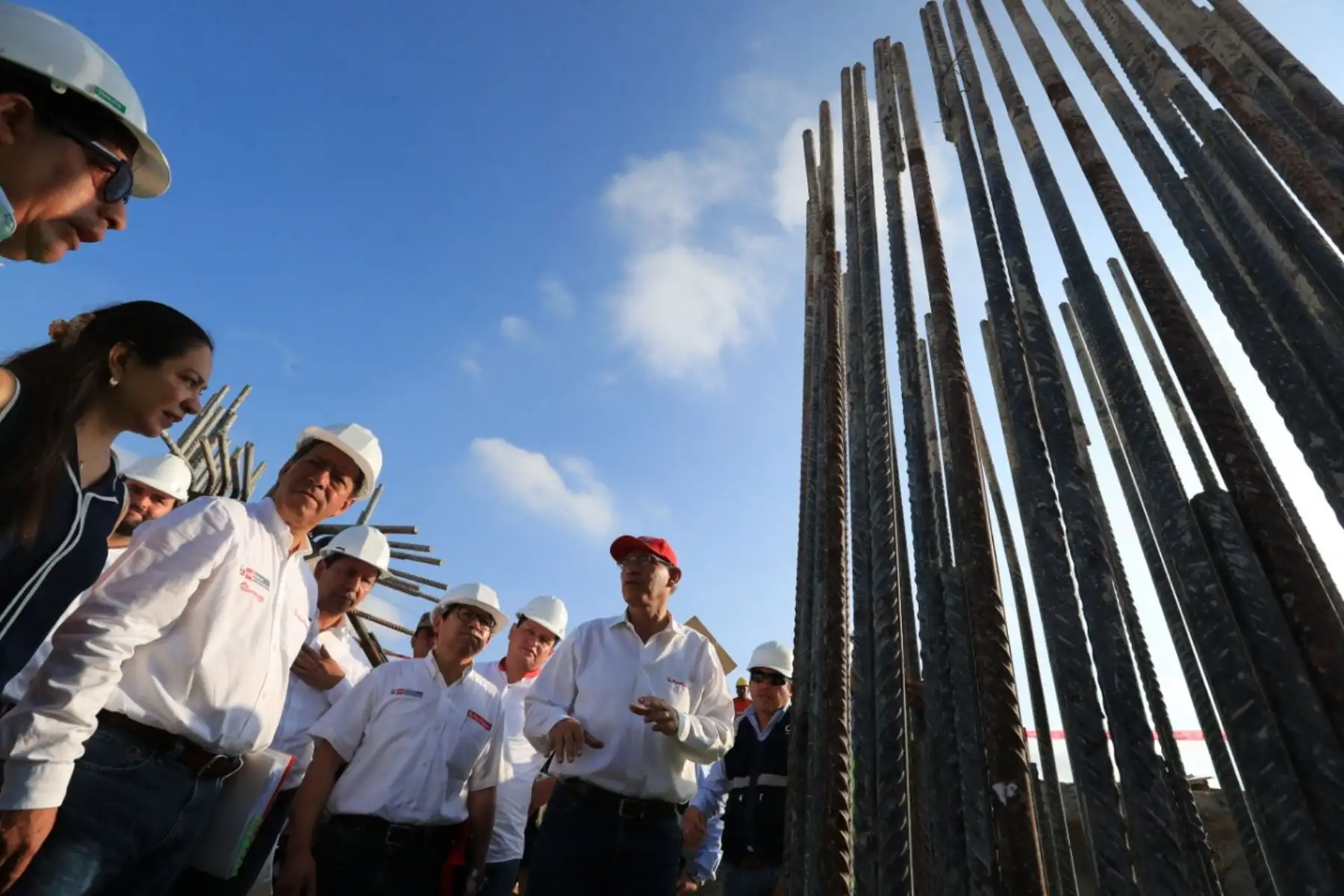 El presidente de la República, Martin Vizcarra; el ministro de Transportes y Comunicaciones, Edmer Trujillo; así como autoridades nacionales, regionales y locales, supervisan la construcción del puente definitivo Independencia, en Catacaos (Piura). Foto: ANDINA/Prensa Presidencia
