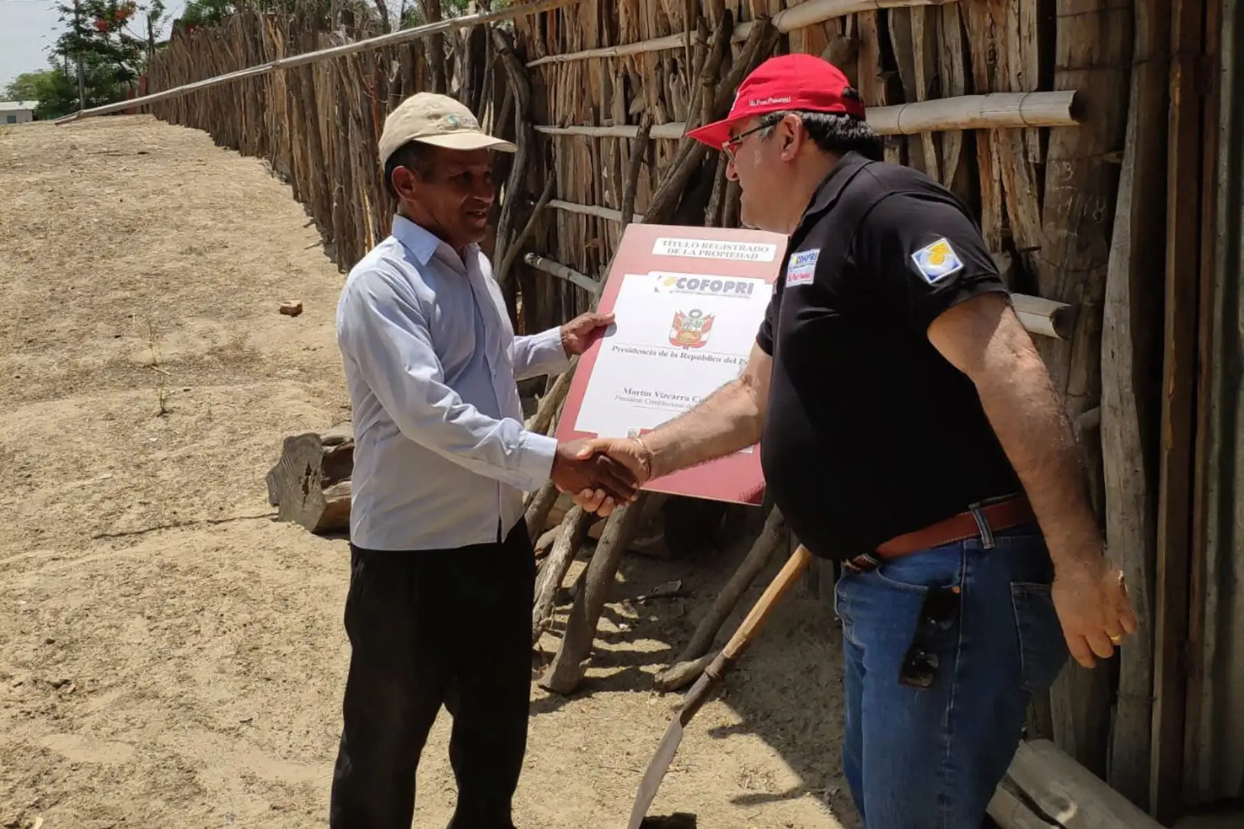 Más de 5,000 pobladores en condición de pobreza de la región Piura se beneficiaron hoy con títulos de propiedad otorgados por el Organismo de Formalización de la Propiedad Informal (Cofopri). Estos documentos otorgan legitimidad jurídica a los predios y permiten el acceso a servicios básicos, entre otros beneficios.