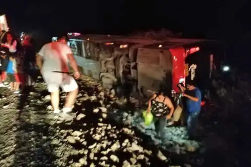 ANDINA/DifusiónBus interprovincial que partió de Sullana sufre vuelco y deja varios heridos en Lambayeque. ANDINA/Difusión