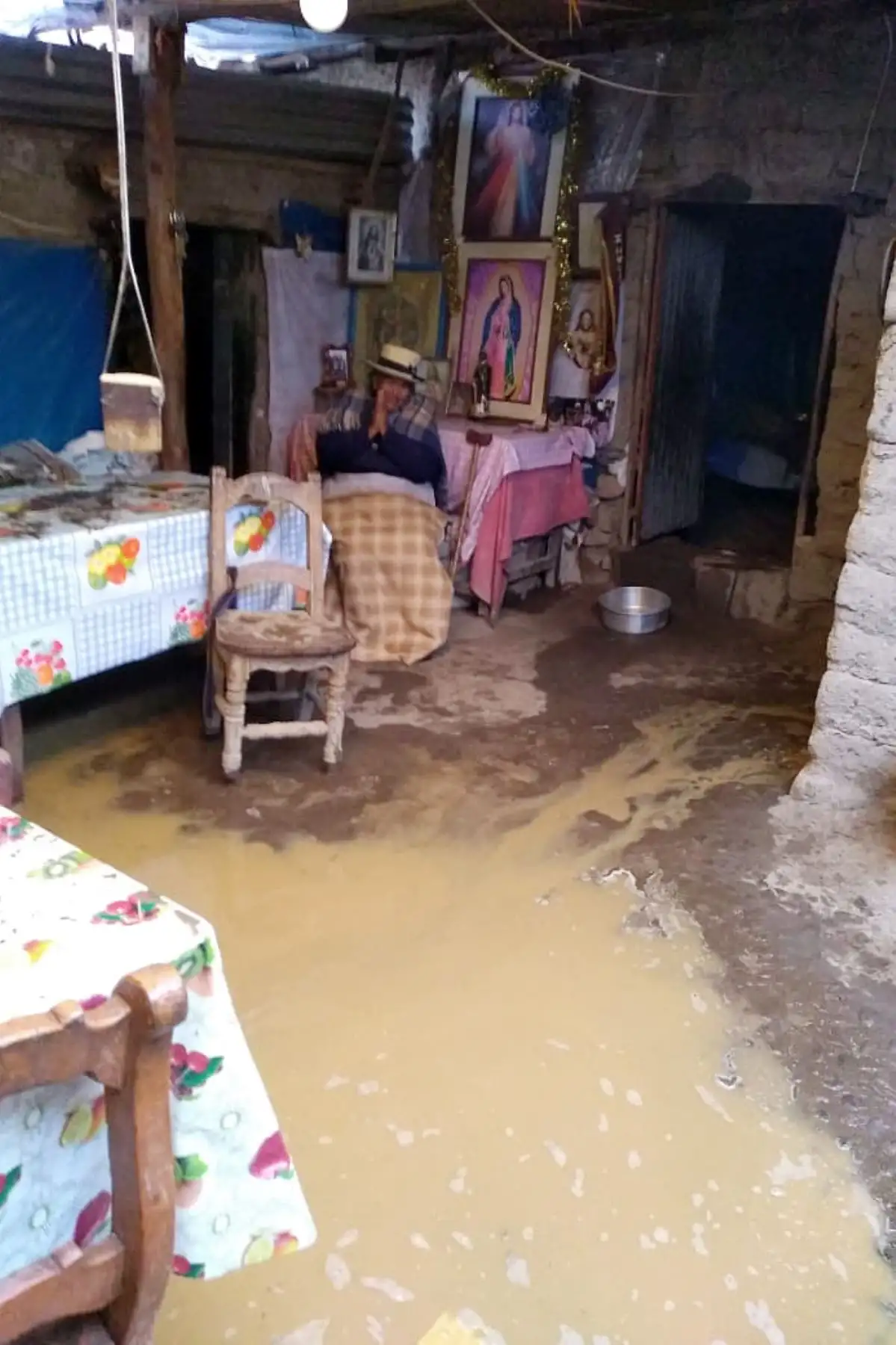 Al menos 50 viviendas resultaron inundadas en el distrito de Pampacolca, ubicada en la provincia de Castilla, región Arequipa, tras soportar ayer en tarde lluvias intensas que provocaron la caída de un huaico y la interrupción de vías de comunicación.Foto: Cortesía Silver Arias Valencia