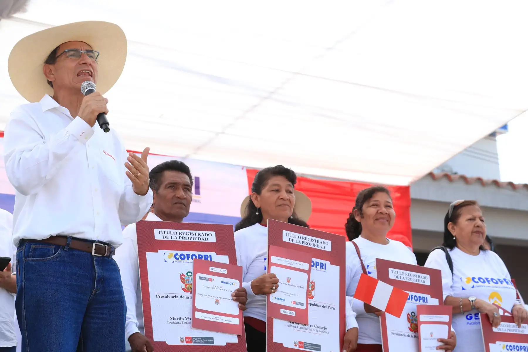 En el distrito de Tambo Grande, el jefe de Estado Martín Vizcarra hace entrega de títulos de propiedad de Cofopri a ciudadanos de la Región Piura.
Foto: ANDINA/Carlos Lezama/Prensa Presidencia
