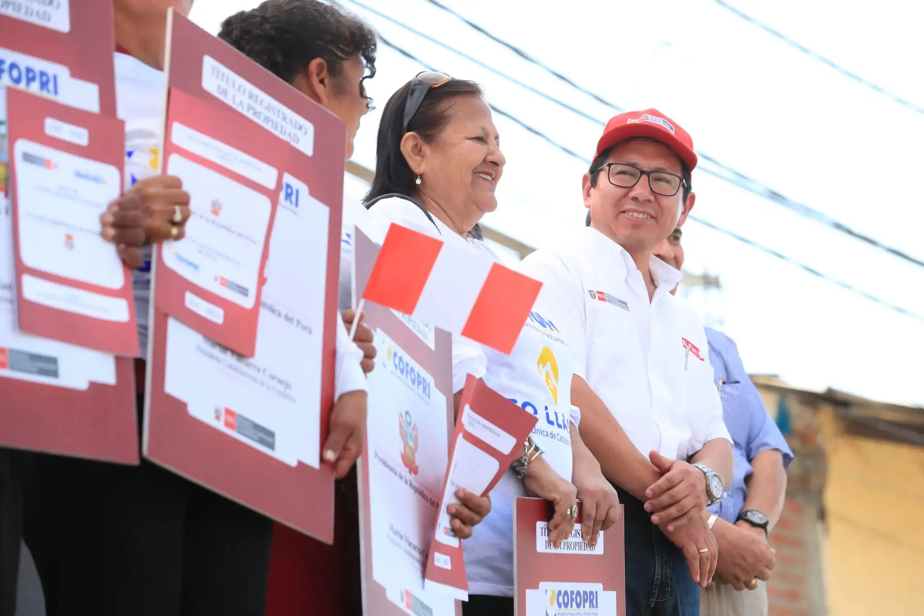 En el distrito de Tambo Grande, el jefe de Estado Martín Vizcarra hace entrega de títulos de propiedad de Cofopri a ciudadanos de la Región Piura.
Foto: ANDINA/Carlos Lezama/Prensa Presidencia