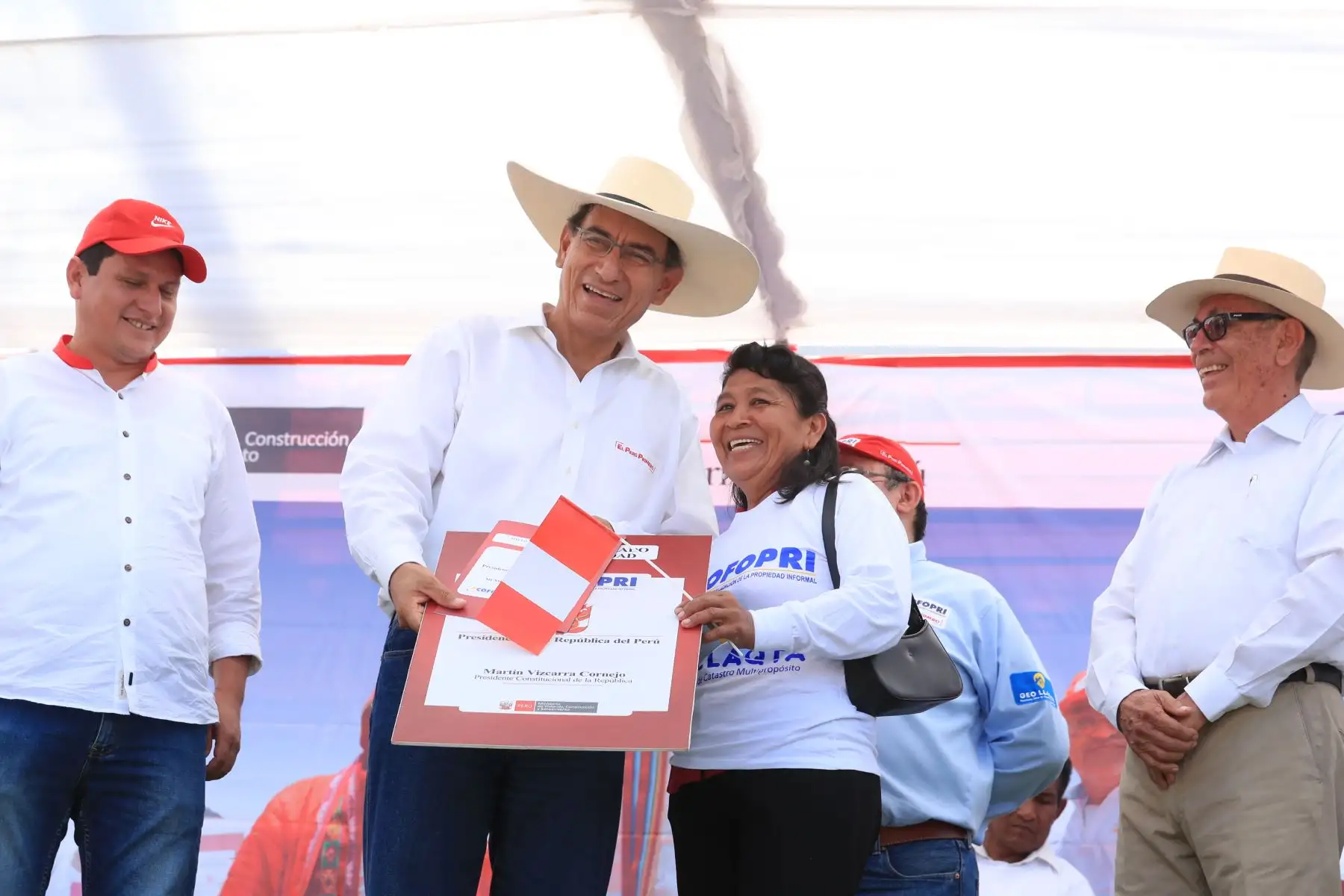 En el distrito de Tambo Grande, el jefe de Estado Martín Vizcarra hace entrega de títulos de propiedad de Cofopri a ciudadanos de la Región Piura.
Foto: ANDINA/Carlos Lezama/Prensa Presidencia