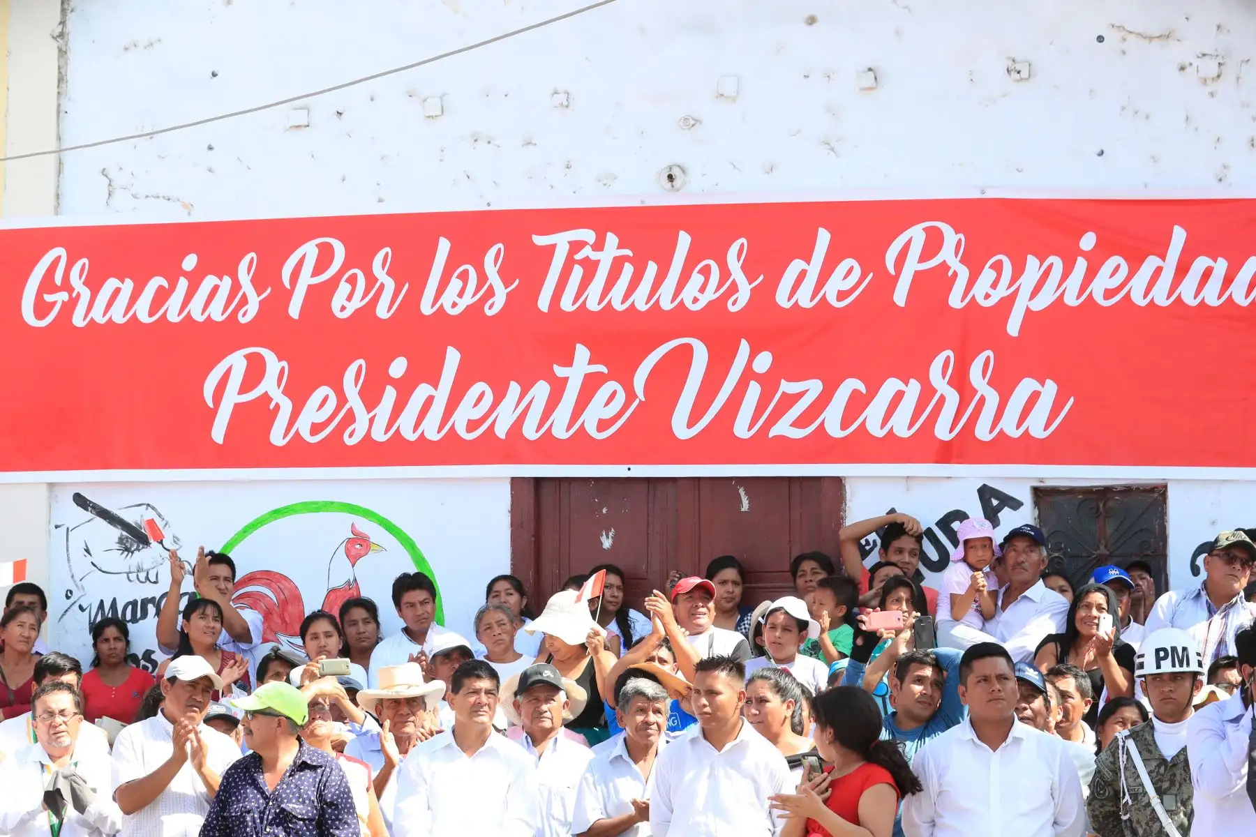 En el distrito de Tambo Grande, el jefe de Estado Martín Vizcarra hace entrega de títulos de propiedad de Cofopri a ciudadanos de la Región Piura.
Foto: ANDINA/Carlos Lezama/Prensa Presidencia