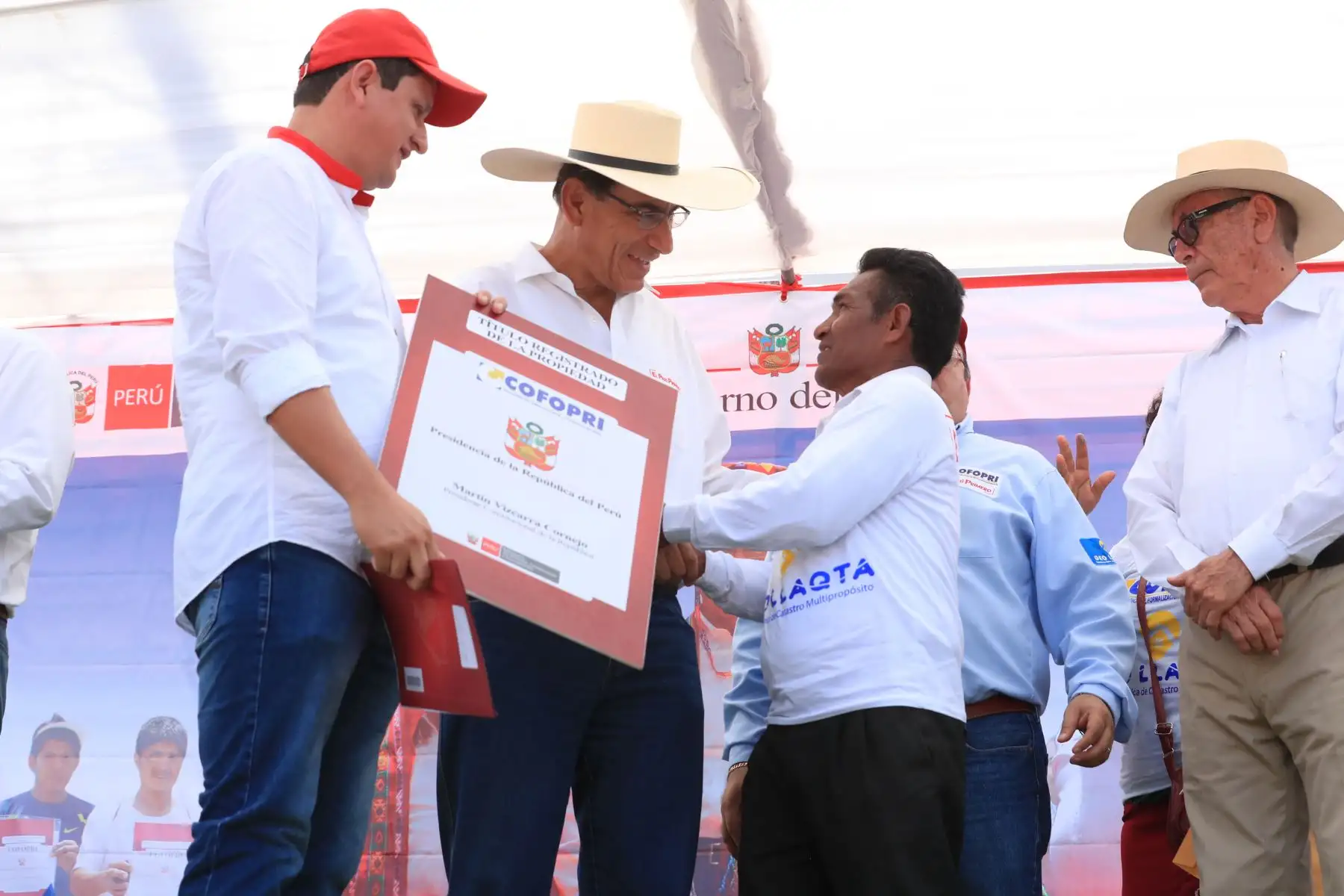 En el distrito de Tambo Grande, el jefe de Estado Martín Vizcarra hace entrega de títulos de propiedad de Cofopri a ciudadanos de la Región Piura.
Foto: ANDINA/Carlos Lezama/Prensa Presidencia