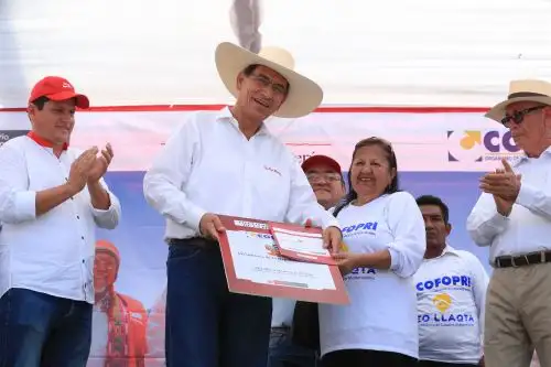 Presidente Martín Vizcarra entrega de títulos de propiedad. ANDINA/Prensa Presidencia