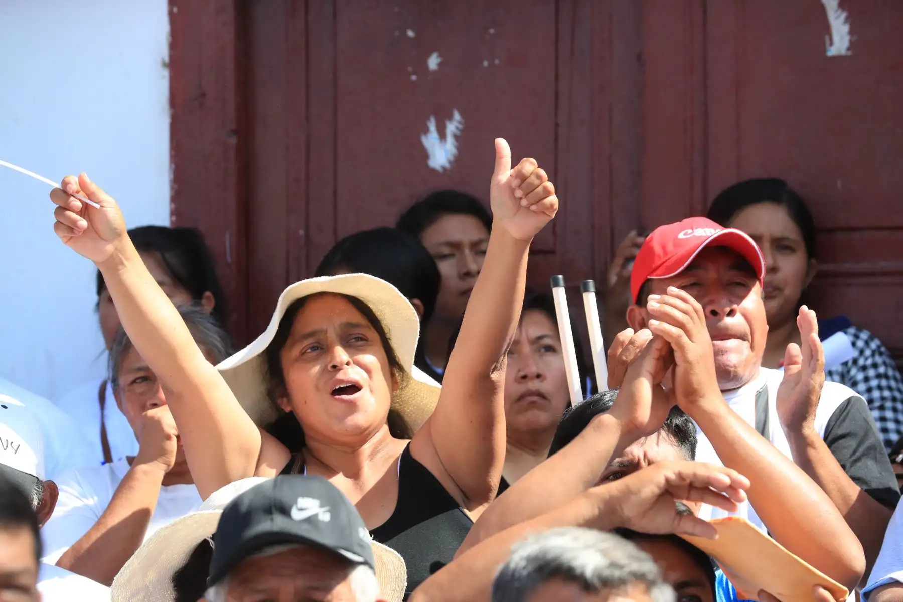 En el distrito de Tambo Grande, el jefe de Estado Martín Vizcarra hace entrega de títulos de propiedad de Cofopri a ciudadanos de la Región Piura.
Foto: ANDINA/Carlos Lezama/Prensa Presidencia