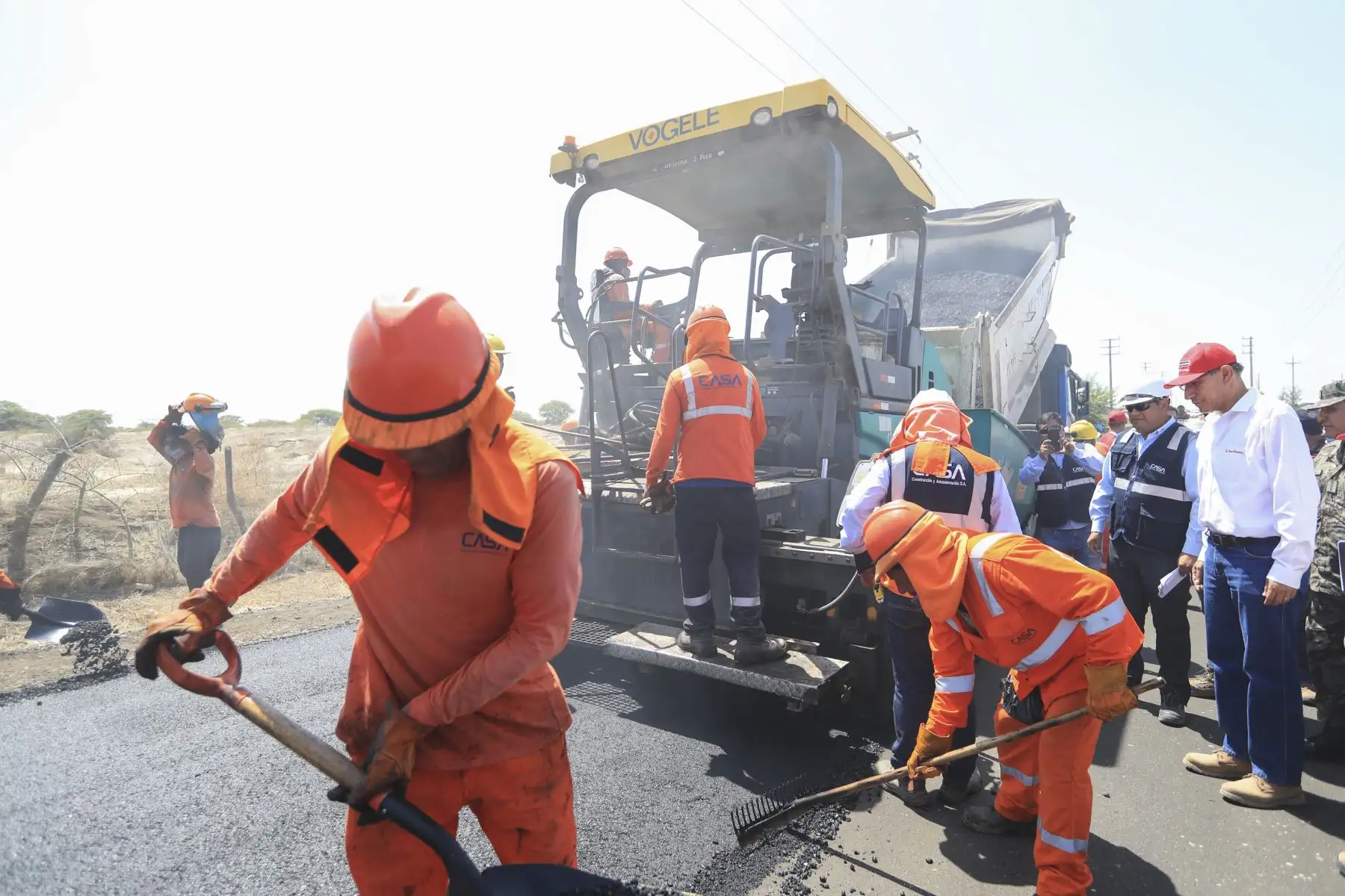 Jefe del Estado, Martín Vizcarra, inspecciona los trabajos de rehabilitación de la carretera Empalme PE 1N (Piura) – La ObrillaFoto: ANDINA/Carlos Lezama/Prensa Presidencia