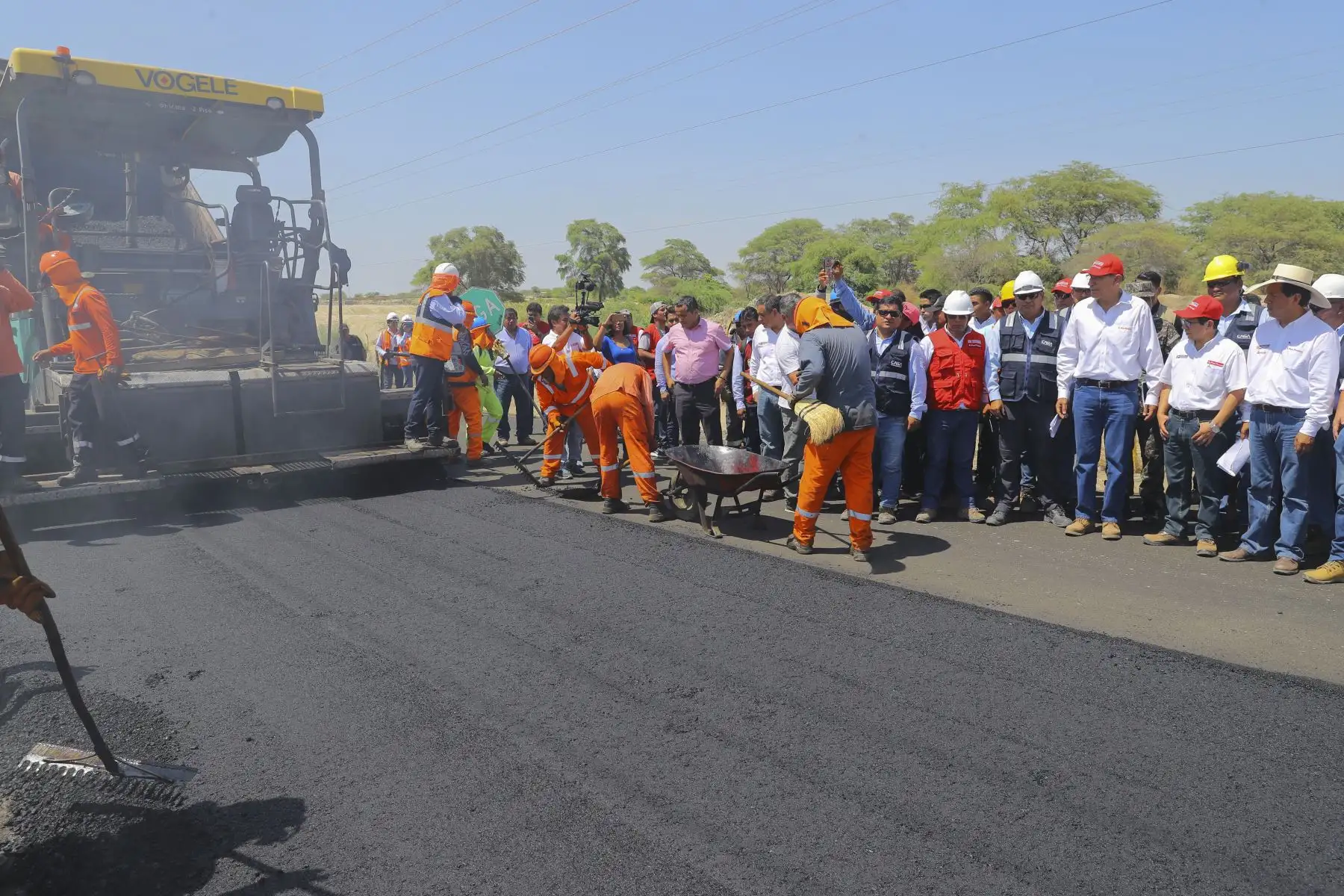 Jefe del Estado, Martín Vizcarra, inspecciona los trabajos de rehabilitación de la carretera Empalme PE 1N (Piura) – La Obrilla. Foto: ANDINA/Carlos Lezama/Prensa Presidencia