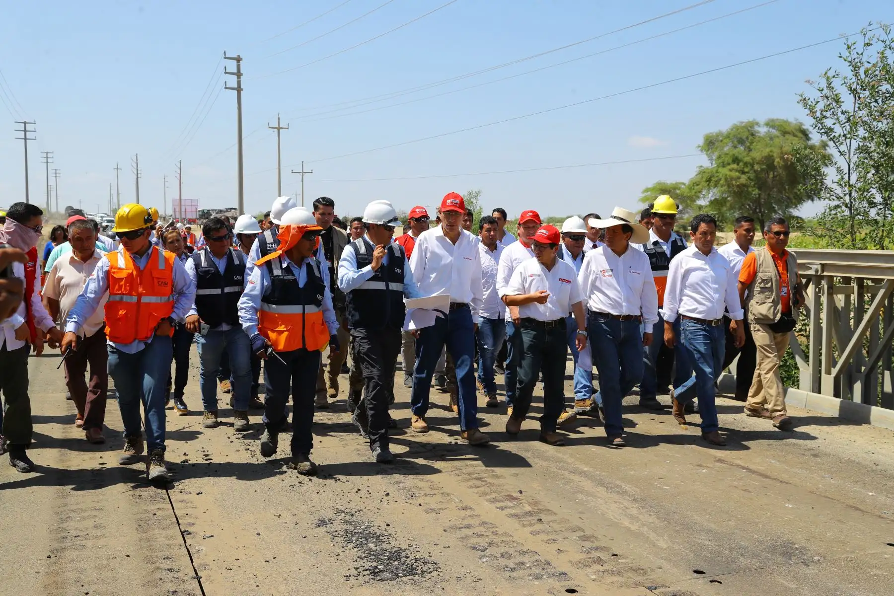 Jefe del Estado, Martín Vizcarra, inspecciona los trabajos de rehabilitación de la carretera Empalme PE 1N (Piura) – La Obrilla. Foto: ANDINA/Carlos Lezama/Prensa Presidencia