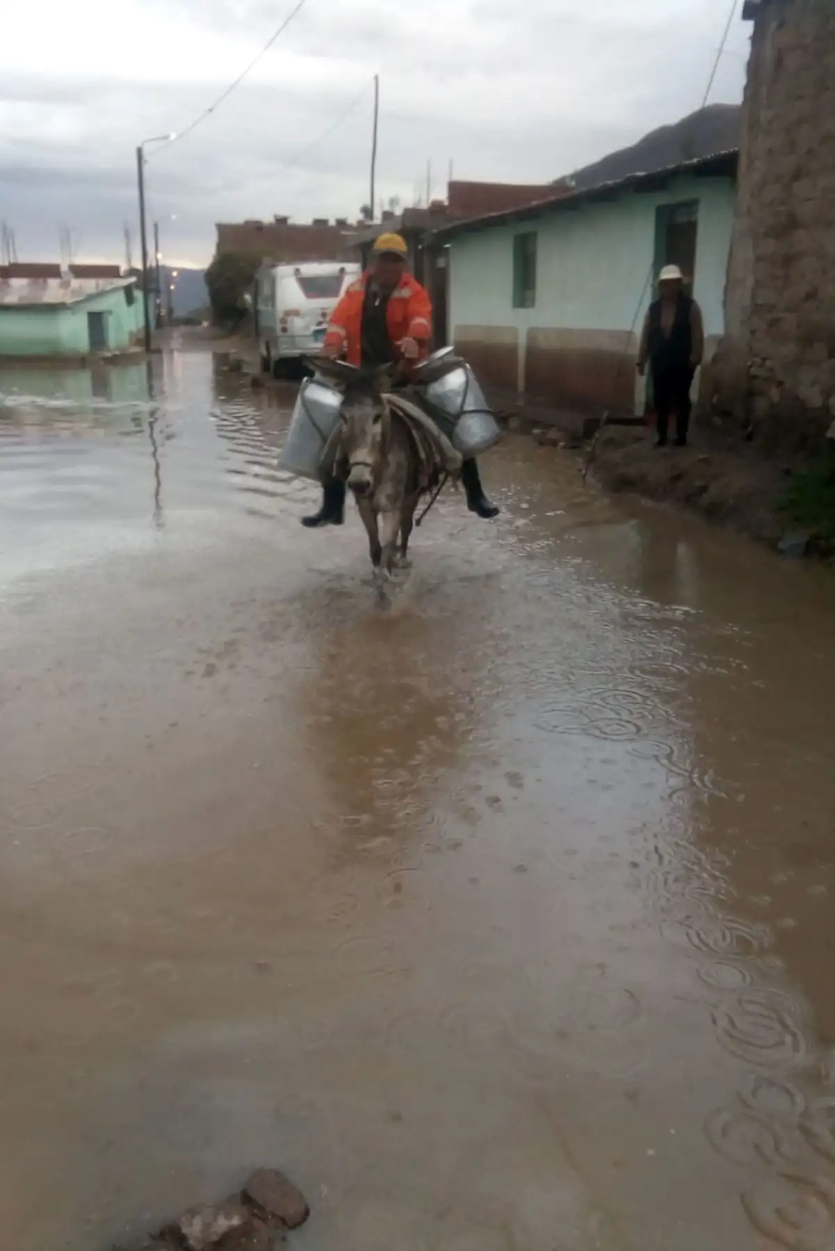 Al menos 50 viviendas resultaron inundadas en el distrito de Pampacolca, ubicada en la provincia de Castilla, región Arequipa, tras soportar ayer en tarde lluvias intensas que provocaron la caída de un huaico y la interrupción de vías de comunicación.Foto: Cortesía Silver Arias Valencia