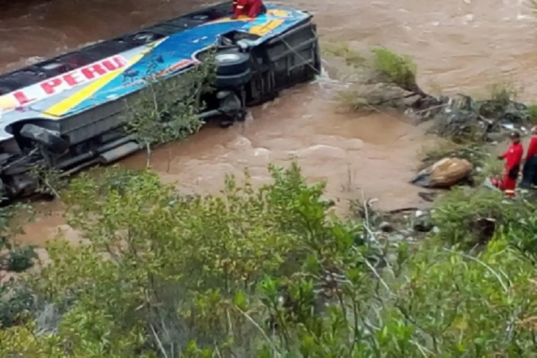 Personal del Ejército y bomberos apoyan en el rescate de las personas que resultaron heridas al caer el ómnibus en el que viajaban al río Huallaga, en el distrito de San Rafael, provincia de Ambo, región Huánuco, y quienes son atendidas en centros de salud de la región. Hasta el momento se reporta 10 fallecidos, informó el Centro de Operaciones de Emergencia Nacional (COEN).