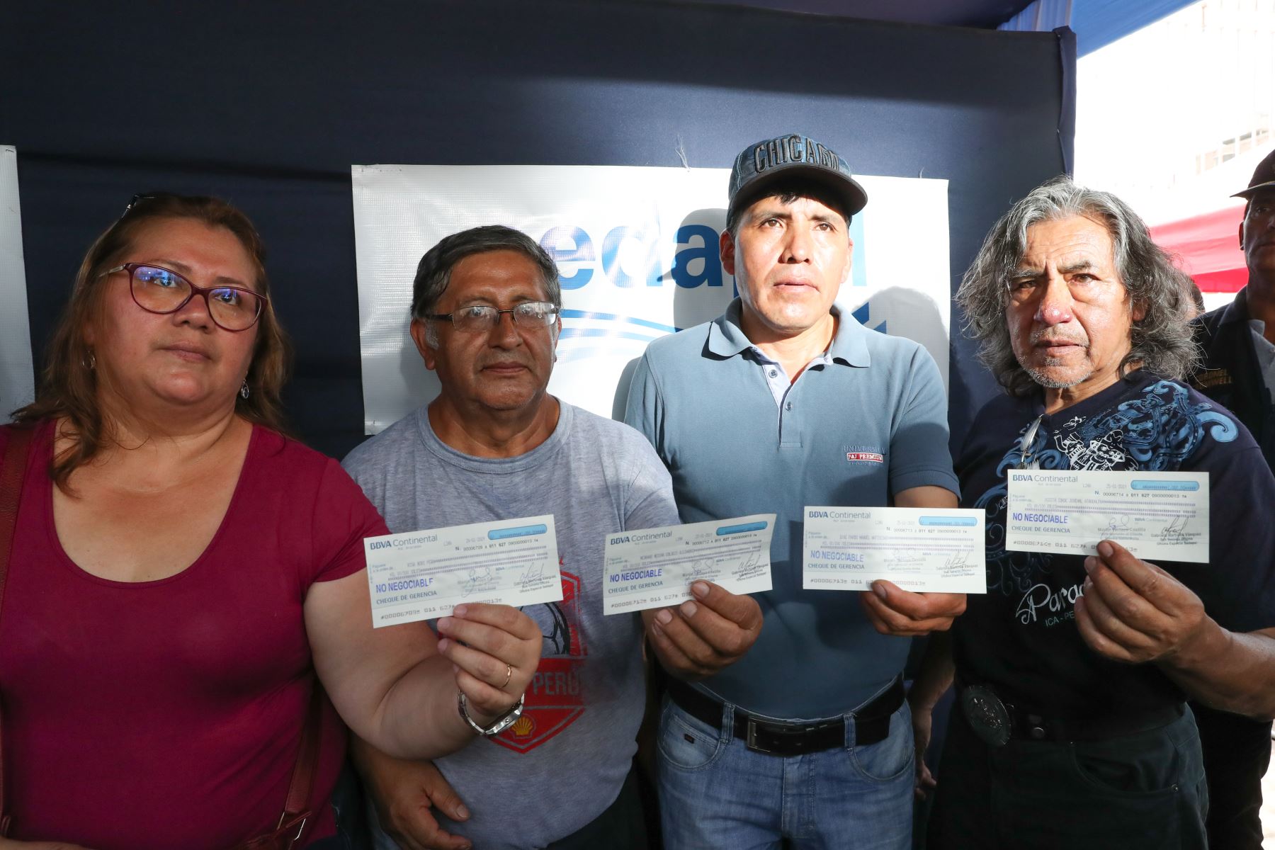 Sedapal entregó a cuatro familias los primeros bonos. Foto: ANDINA/Juan Carlos Guzmán.