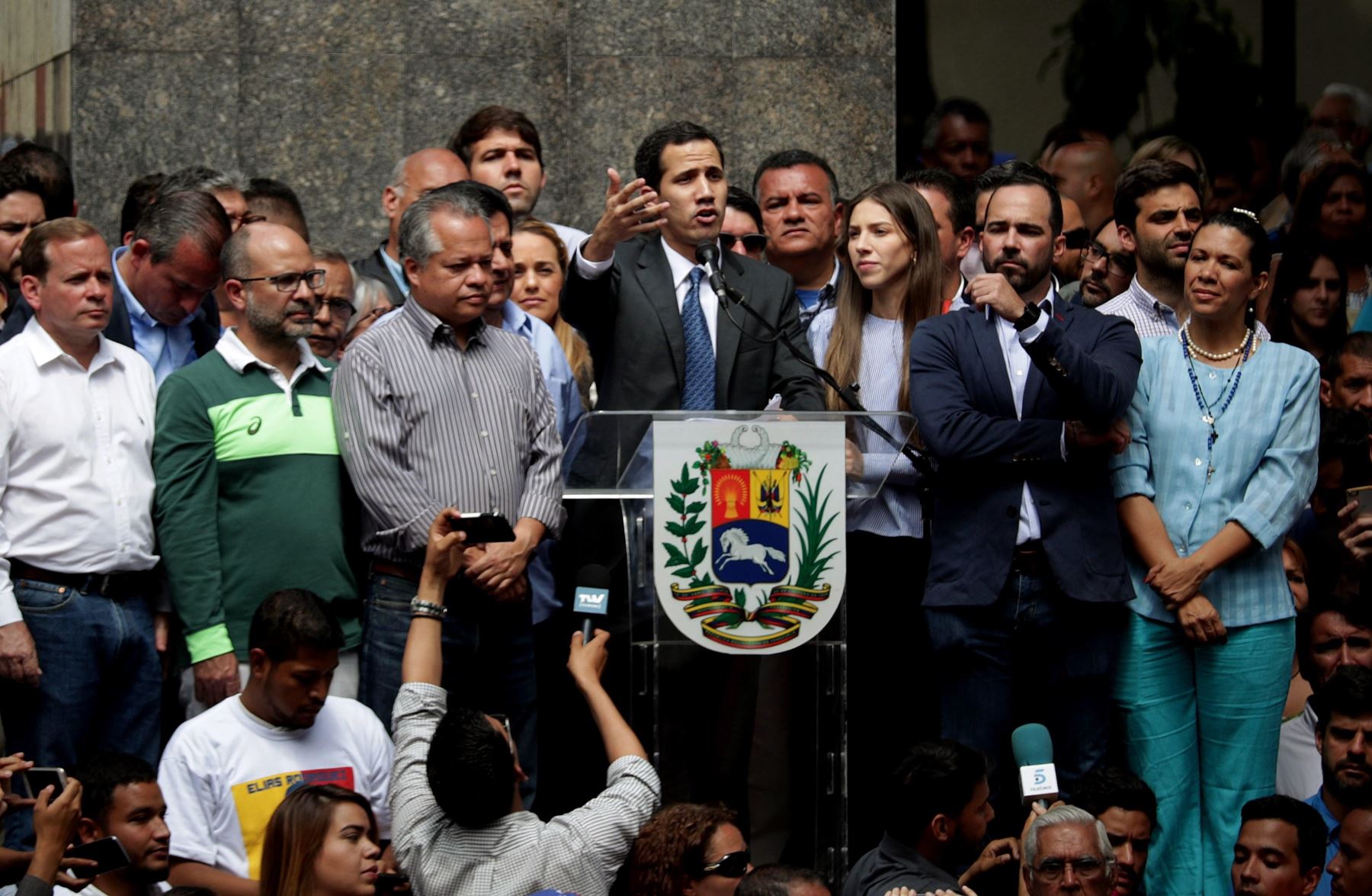 El líder del Parlamento y autoproclamado presidente encargado de Venezuela, Juan Guaidó, habla durante su primera aparición pública desde que se adjudicó las competencias del Ejecutivo Foto: EFE