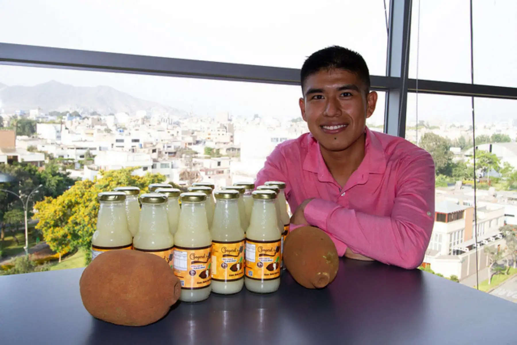 Edgar Vela, natural de Rioja, en la región San Martín, es beneficiario de Beca 18. Gracias a sus estudios, creó negocio de néctar de copoazú. Foto: Pronabec