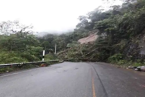 Las lluvias intensas que se registran en la región Pasco, han provocado el deslizamiento de rocas y piedras sobre la carretera nacional Fernando Belaunde Terry anexo Pampa Encantada – Villa Rica, en el centro poblado de Puente Paucartambo, provocando el bloqueo del tránsito vehicular en la zona, manifestó el Centro de Operaciones de Emergencia Regional (COER).