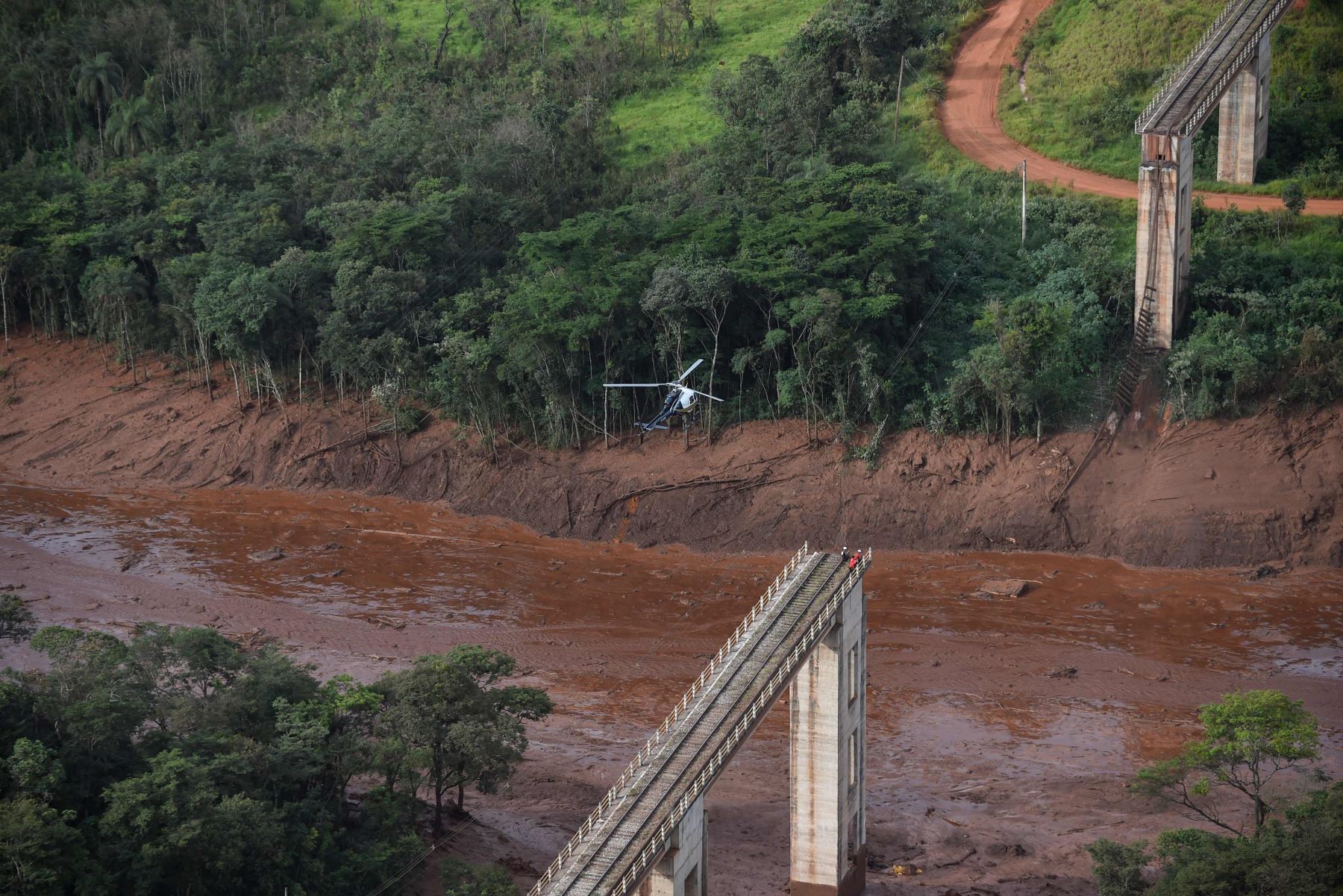 Vista aérea tomada después del colapso de una represa que pertenecía a la gigante empresa minera de Brasil Vale Foto. AFP