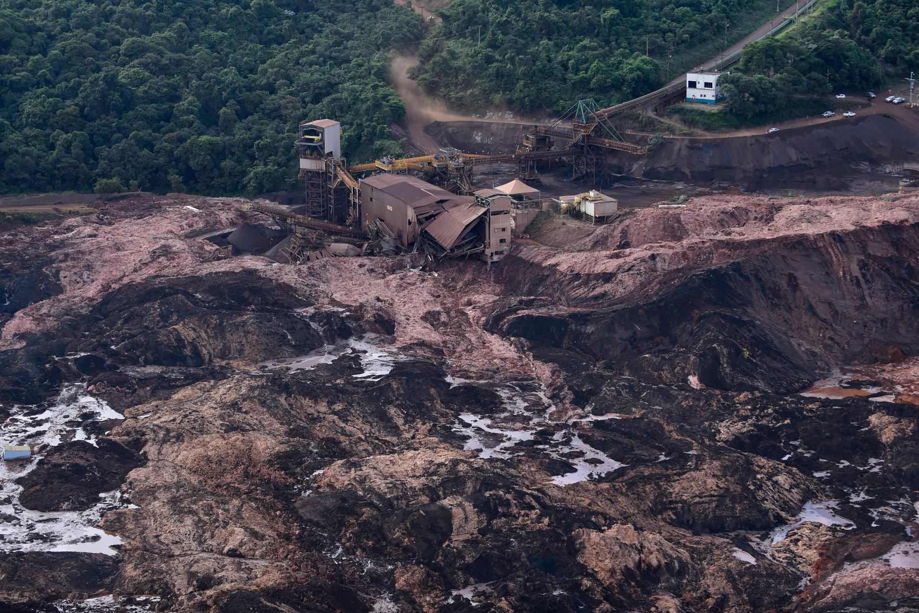 Vista aérea de las instalaciones destruidas después del colapso de una represa, que pertenecía a la gigante minera brasileña Vale Foto: AFP