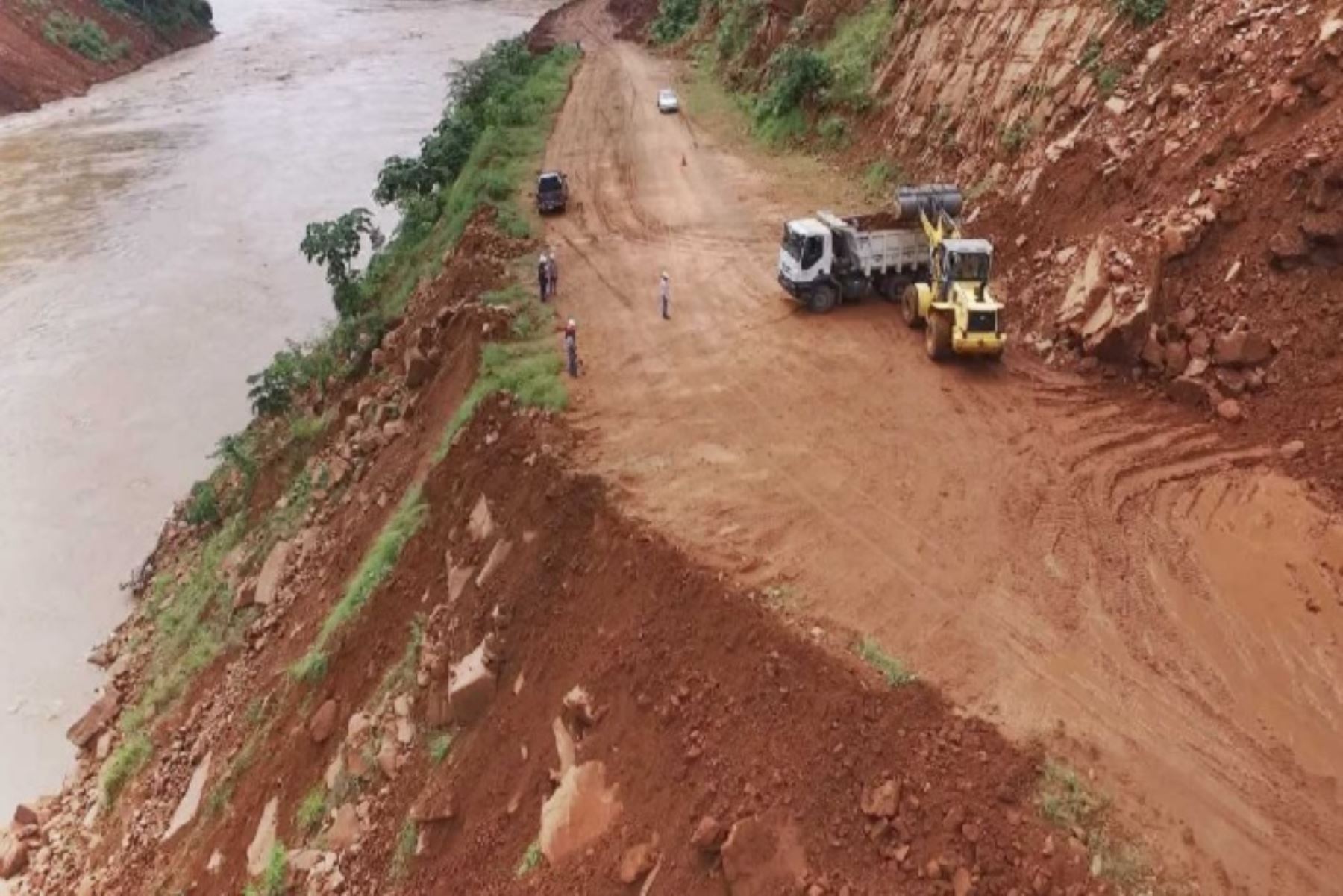 Con el uso de maquinaria pesada de la Dirección Regional de Transportes y Comunicaciones de San Martín, se rehabilitó el sector “Mativuelo” en la carretera Shapaja Chazuta, la misma que se interrumpió por el deslizamiento de rocas y lodo causado por las lluvias que caen en la zona.