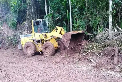 Un deslizamiento de lodo y piedra que cayó esta mañana en el distrito de Huancaspata, provincia de Pataz, región La Libertad, bloqueó la carretera en el sector Carhuancho- Pueblo Libre, por lo que los vehículos no pueden circular. ANDINA/Difusión